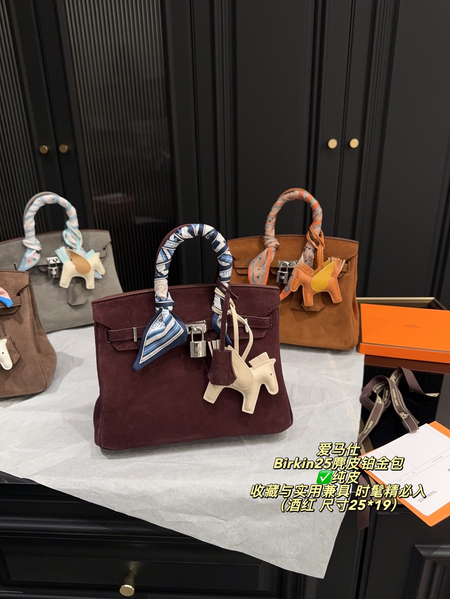 ✅纯皮P335配盒⚠️尺寸25*19 爱马仕 Birkin25麂皮铂金包 触感柔软细腻，秋冬季节超适合！银色金属扣件＋小飞马挂件，精致又有辨识度。25cm尺寸，日常通勤、出行都能轻松装下随身物品。麂皮材质轻盈，搭配丝巾更显高级感，是爱马仕经典系列，收藏与实用兼具，时髦精必入！