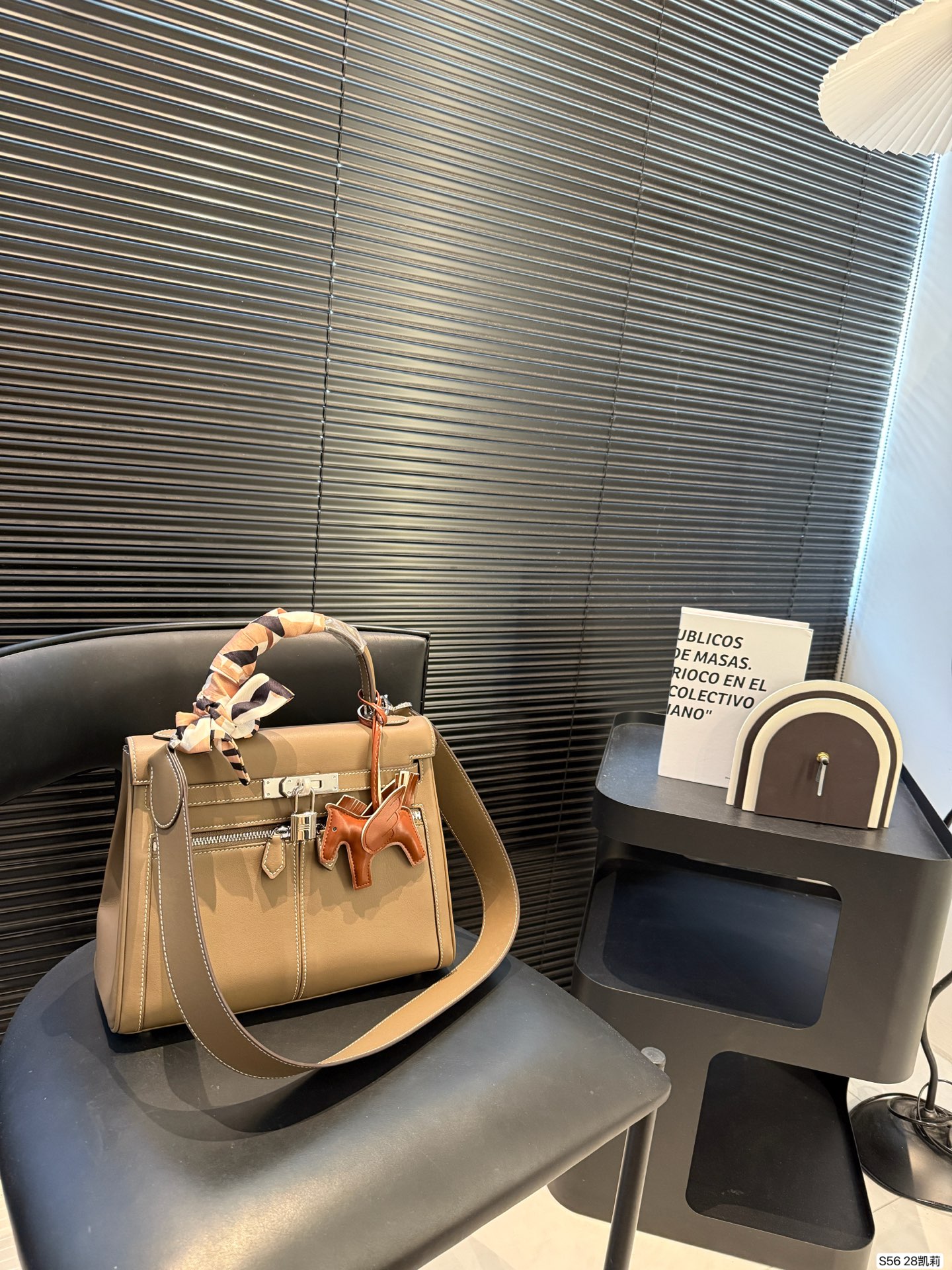 P330 Hermes 纯皮爱马仕 凯莉包～ H家永恒的经典. 凯莉包好随意搭配，不管怎么穿，随便一背都好看 而且一点都不挑人很显气质 ，原版五金Logo，原版定制超有Feel 这款其实很韩风很chic～夏天搭裙子衬衣真的很nice。尺寸28 22货号28凯莉