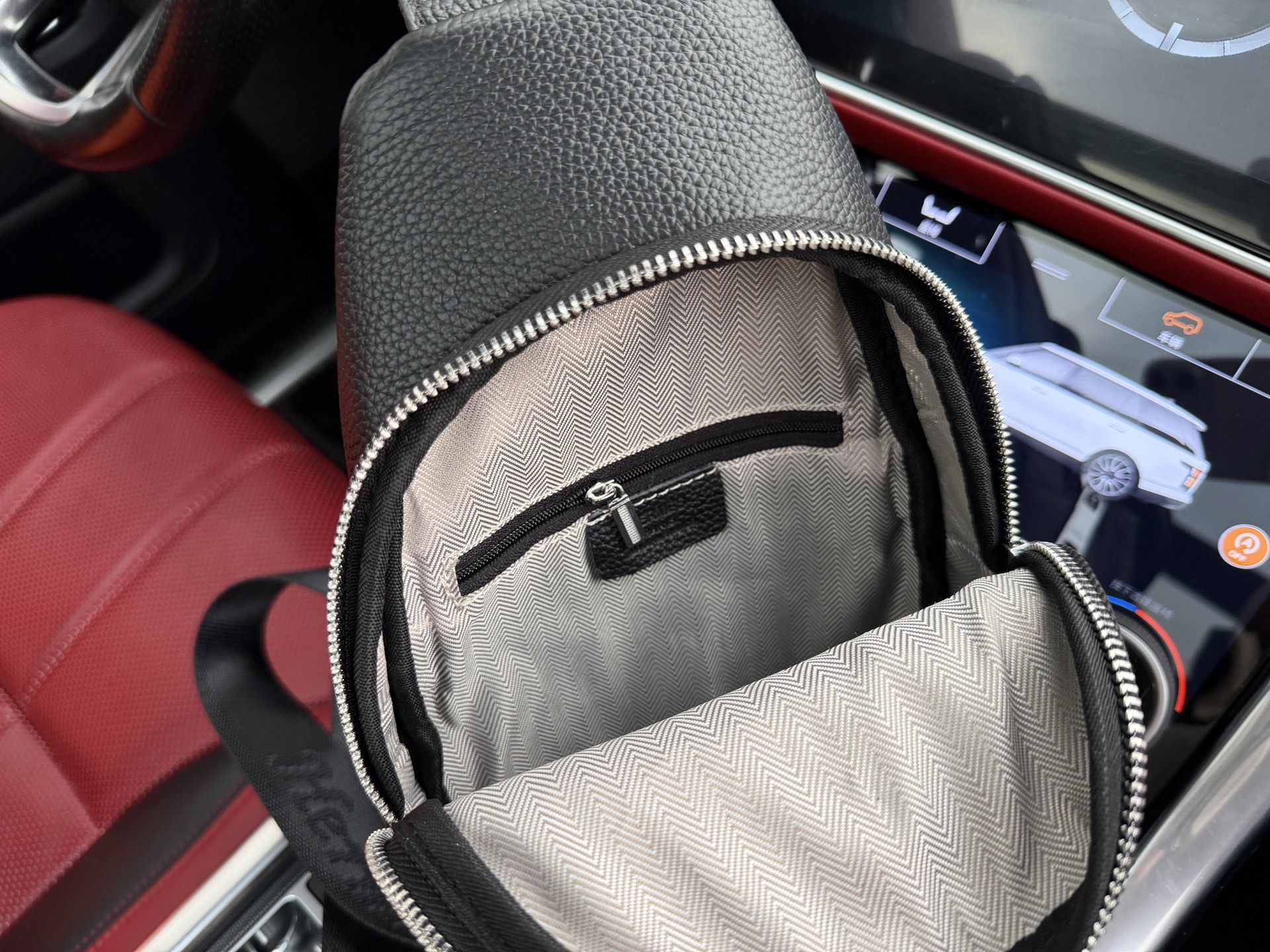 p125 📷高端货‼️ 新款 “ HERMES ”爱马仕胸包💼 爱马仕单肩包斜挎包 印花图案 皮革 单肩胸包斜挎包 男款 黑色 智能肩带设计,适合左肩或右肩背携。改善背携舒适度的造型设计;双拉链开合设计,确保贵重物品安放无虞 高清五金logo标志、专用里内里。顺滑拉链、油边平滑、做工精致每个细节到位!W潮男必备款 规格:18x37x5cm。配折叠礼盒🎁