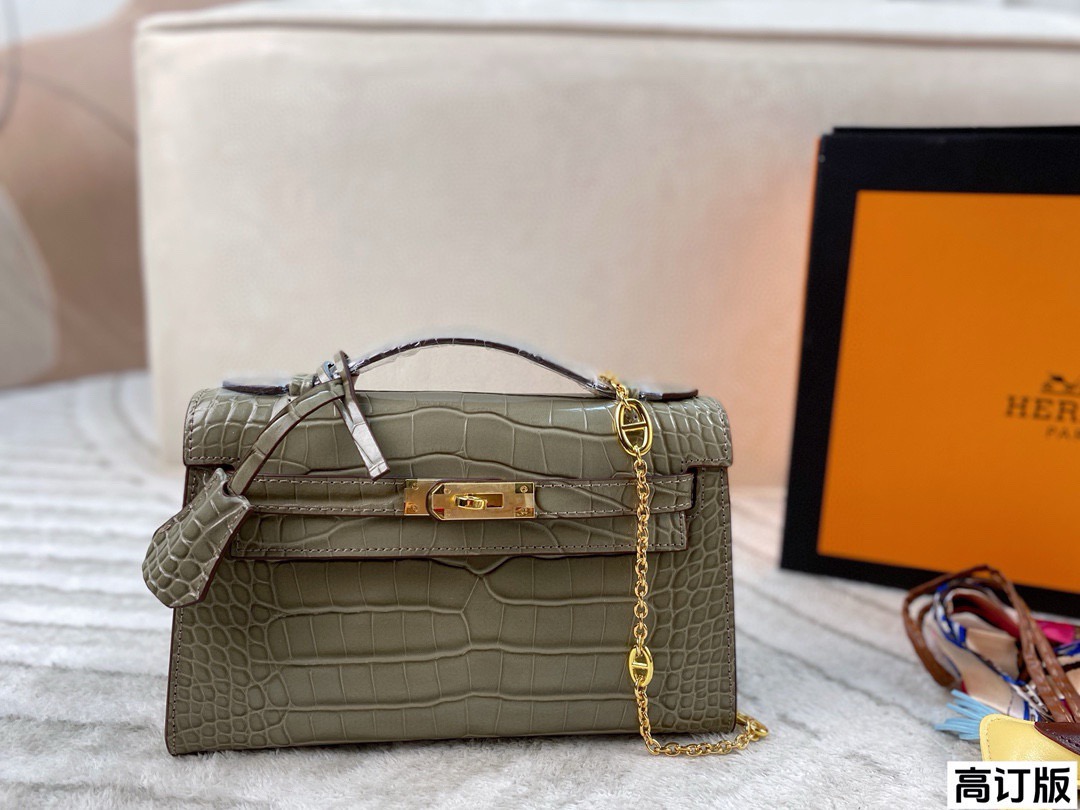 p200 全套包装🎁（高订版） Hermes爱马仕一代石头纹mini kelly 扑面而来的贵气 富家千金即视感 亮面的光泽感真的非常吸睛啊，搭配金扣显的更富贵了 气场全开!尺寸：21*14(配小马 丝巾)
