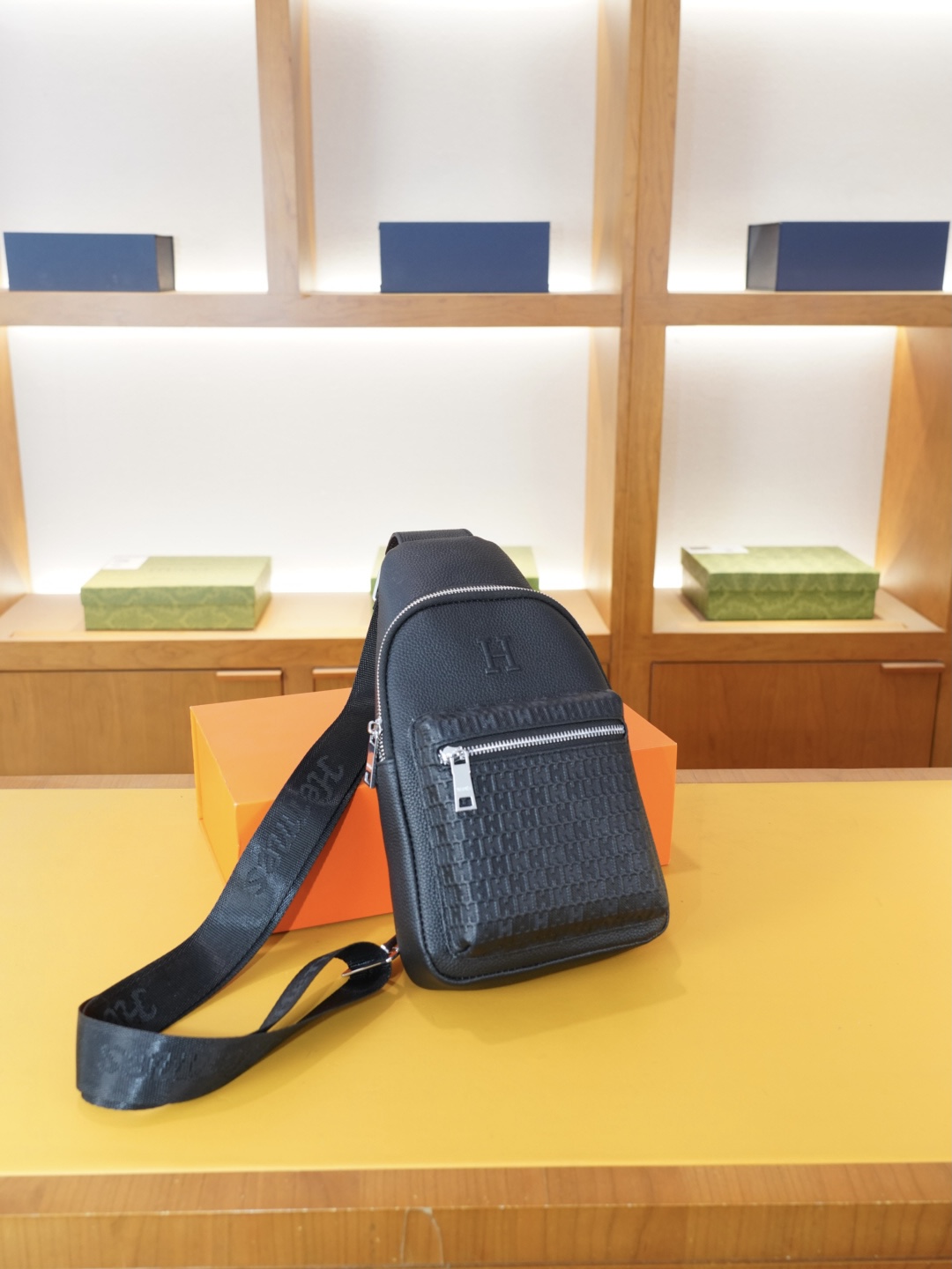 P125 🇫🇷 爱马仕 官网同步 高版本 胸包 永恒不过时的标志性产品 纯原单牛皮 顶级五金制作 非市面普通版本 今年Hermes最爱的款式 全部实拍 实用性非常高 完全不用担心穿搭 配全套包装折叠盒..【规格：18x37x5】