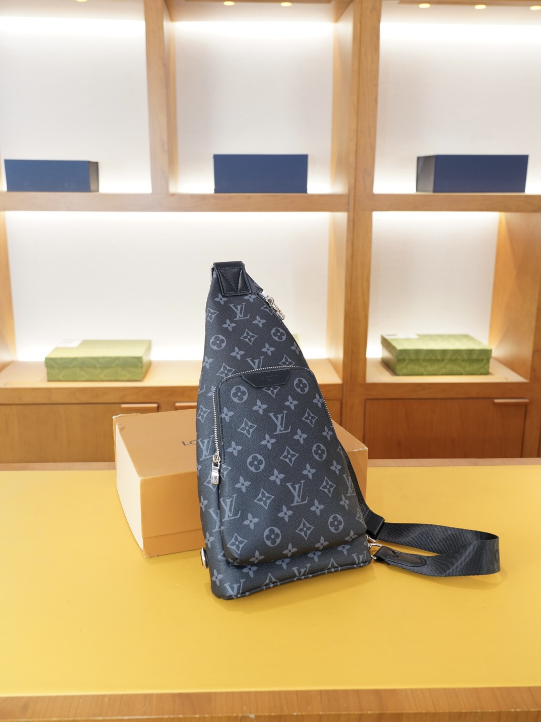 P115 🇫🇷 路易威登 官网同步 高版本 胸包 永恒不过时的标志性产品 纯原单牛皮 顶级五金制作 非市面普通版本 今年LV最爱的款式 全部实拍 实用性非常高 完全不用担心穿搭 配全套包装折叠盒..【规格:19x38x4】