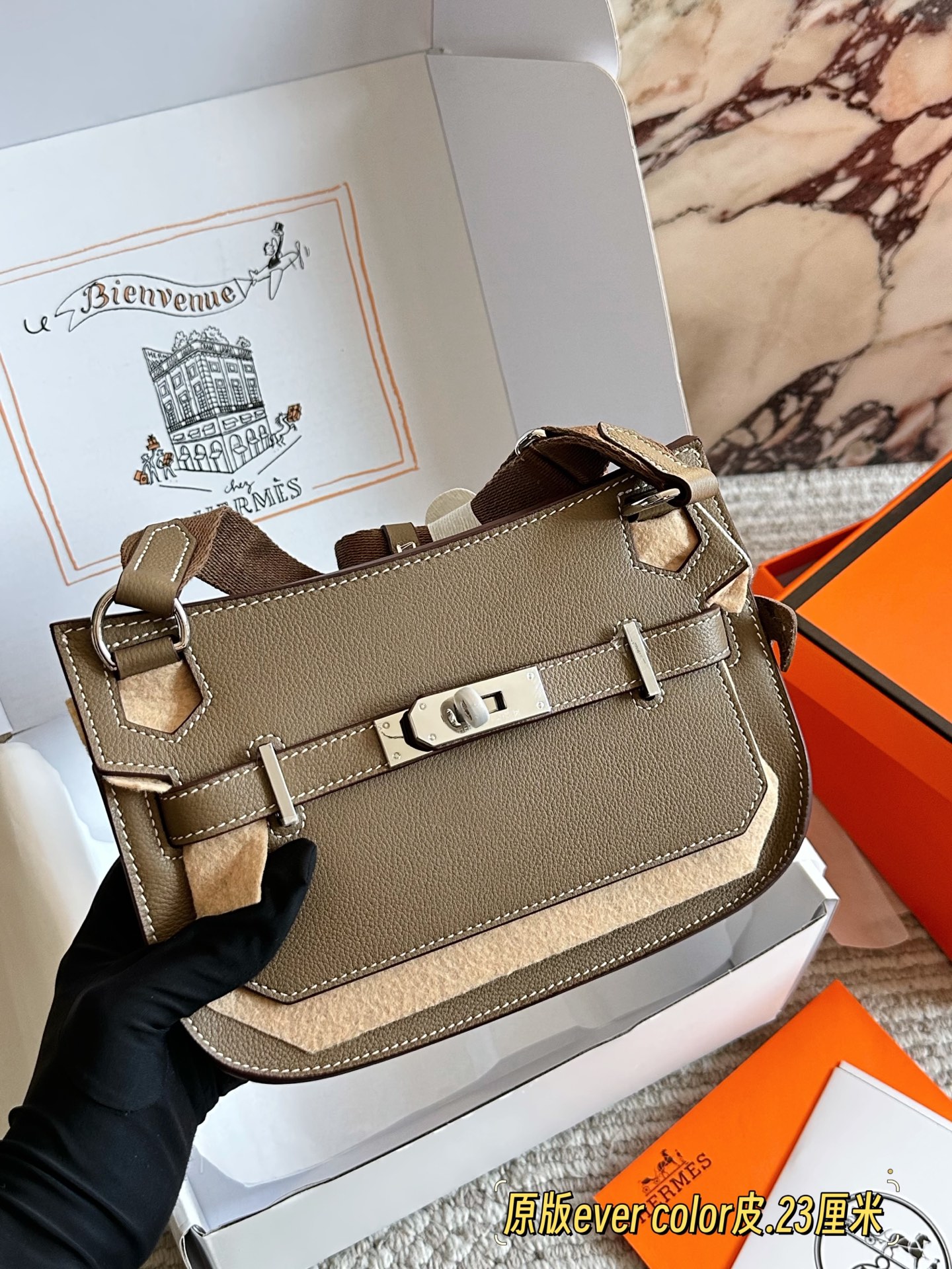 p215 原版TC皮 Hermes吉普赛小众品味天花板Hermes吉普赛 相比起bkc 属于小众爱马仕了 背出去比较少见而且超飒 单肩斜挎都很好看 23cm
