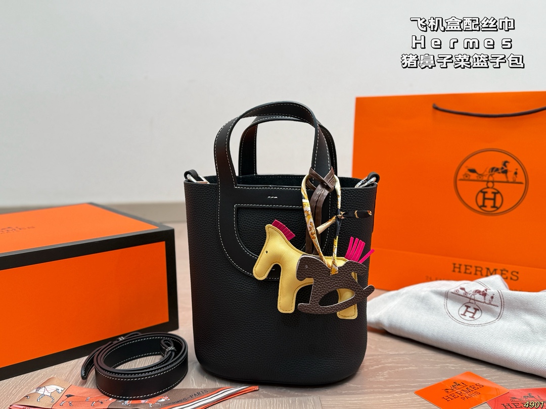 &yen;210飞机盒配丝巾 爱马仕Hermes 猪鼻子菜篮子包 包型太可爱了 容量非常可，日常通勤都没问题 可咸可甜 质感满分 工艺非常讲究 细节立体感拉满 尺寸18 20