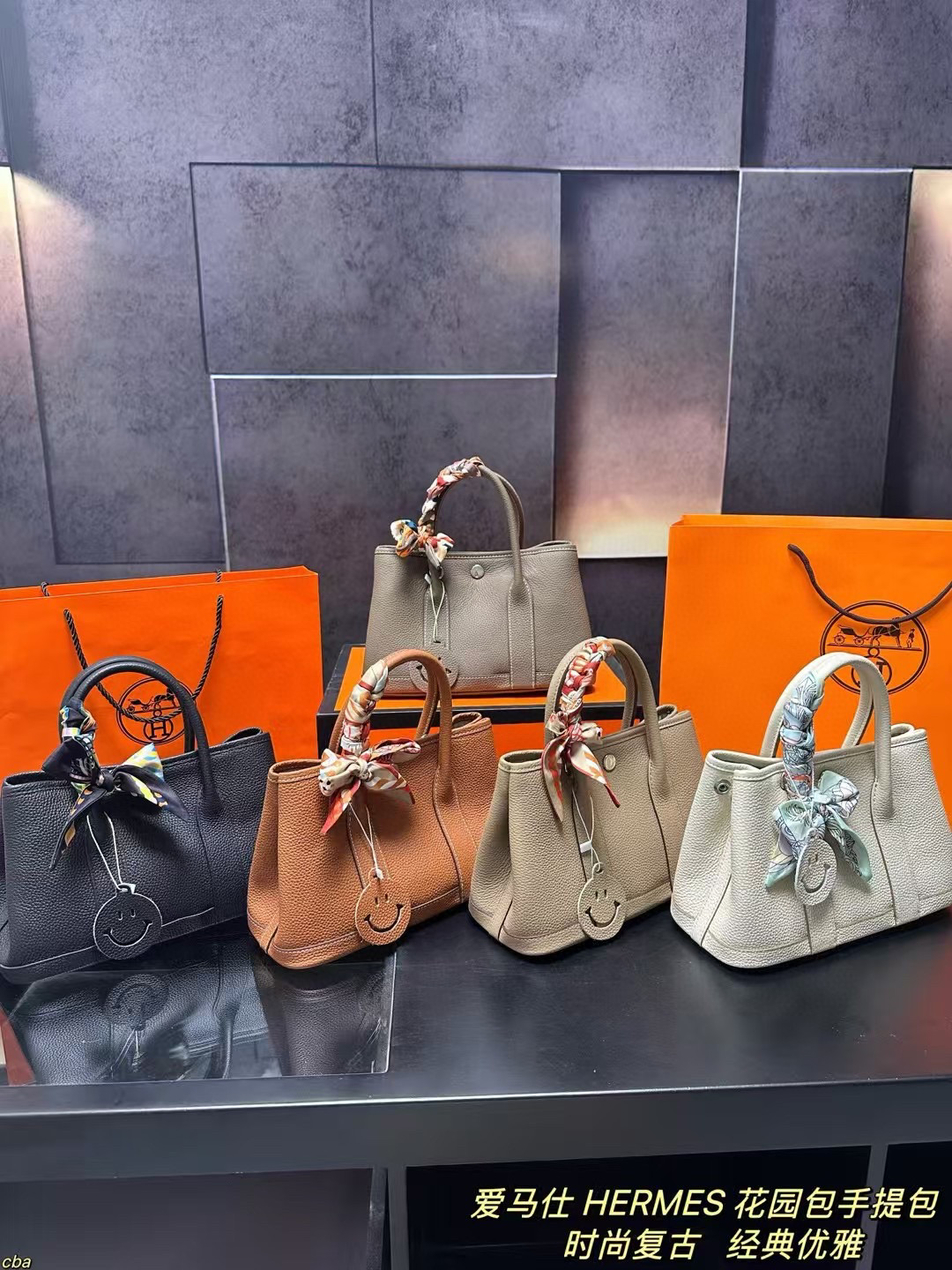 P210配盒 爱马仕 HERMES 花园包手提包 牛皮手提包，爱马仕花园包当作健身包瑜伽包再适合不过了!容量确实很ok的同时属于是慵懒随性低调中透露着奢华，经典百搭，上班通勤、差旅出行、当作妈咪包也ok，花园包才算是名副其实的菜篮子好吗!!实用性极强性价比极高，又不会过时的款式。两侧还有按扣可以调节，绝对是务实低调的代表！ 尺寸：25*15.5cm