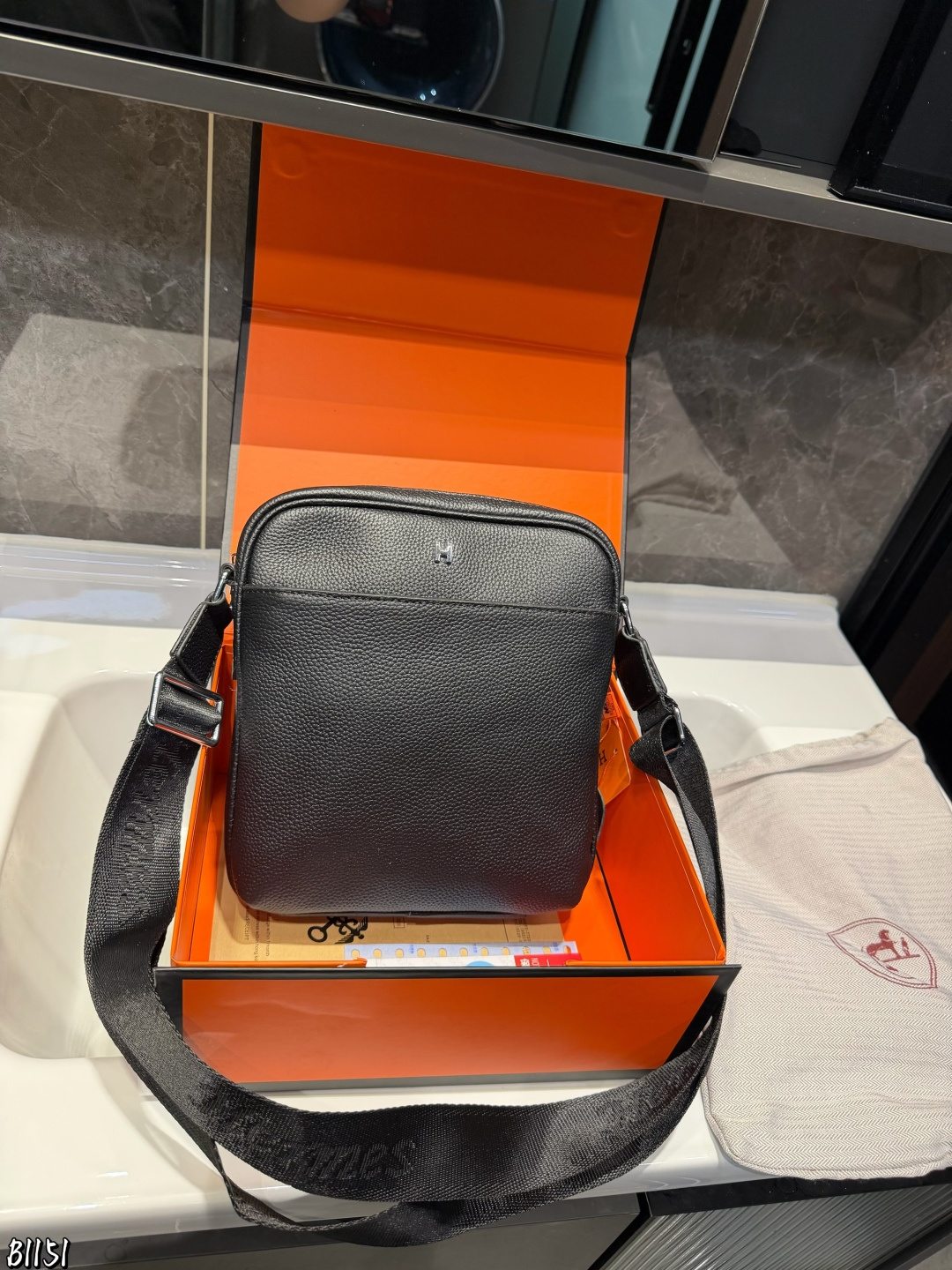 ❤️P145（礼盒包装）❤️ Hermes&bull;爱马仕 新品斜挎包单肩包.全黑光面皮膜包身、金属logo加持上身潮酷十足非常适合出门不怎么带东西但要带点东西的人多功能收纳分区设计，各区各司其职前袋装耳机、钥匙，侧袋装雨伞/水壶、主袋装充电宝，内置加绒里衬，Switch等电子产品稳稳当当，隐藏拉链袋内置卡槽位置身份证等卡件不怕丟尺寸：20*5*23cm