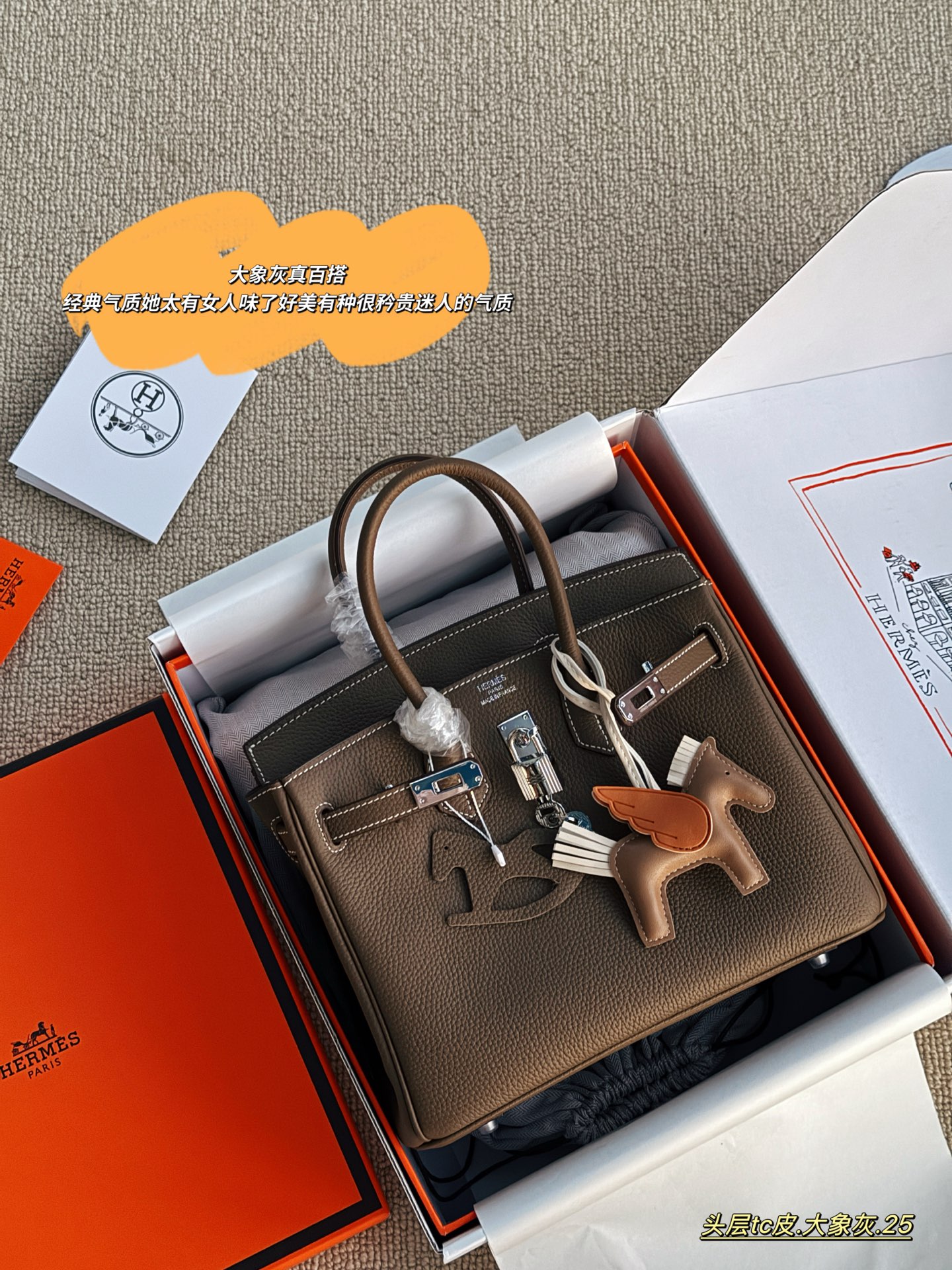 💰245 配全套包装 size：25cm 背铂金包的季节来啦 Bk25 原版品质 ✔️ 爱马仕|Birkin 25 tc牛皮 真的太可了，可咸可甜 超难买的绝美birkin！ 赠送小马 丝巾 小锁头哦！