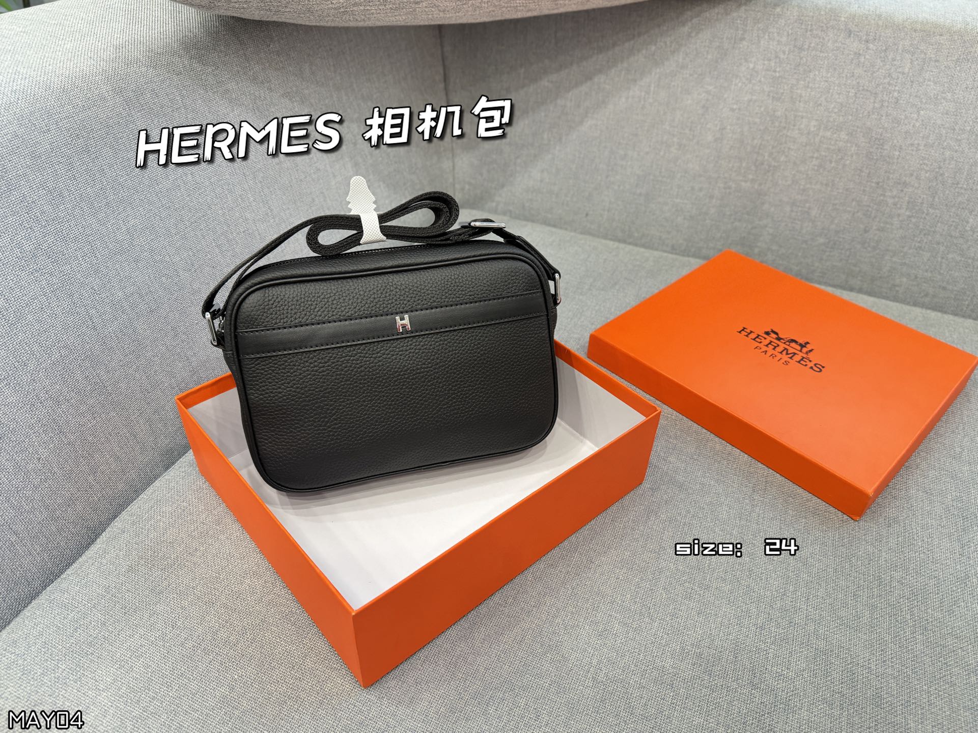 💰145 天地盖 size：24&times;17 HERMES爱马仕 相机包 单肩包 斜挎包 相机包简直是宝藏单品🎁！容量超可，手机、粉饼、钥匙啥的轻松装下，实用性💯。背法还超多，单肩、斜挎、手提随意切换。特别是斜挎，时髦又利落，配牛仔裤 T 恤休闲，搭连衣裙优雅，怎么搭都好看，出街回头率爆表👀