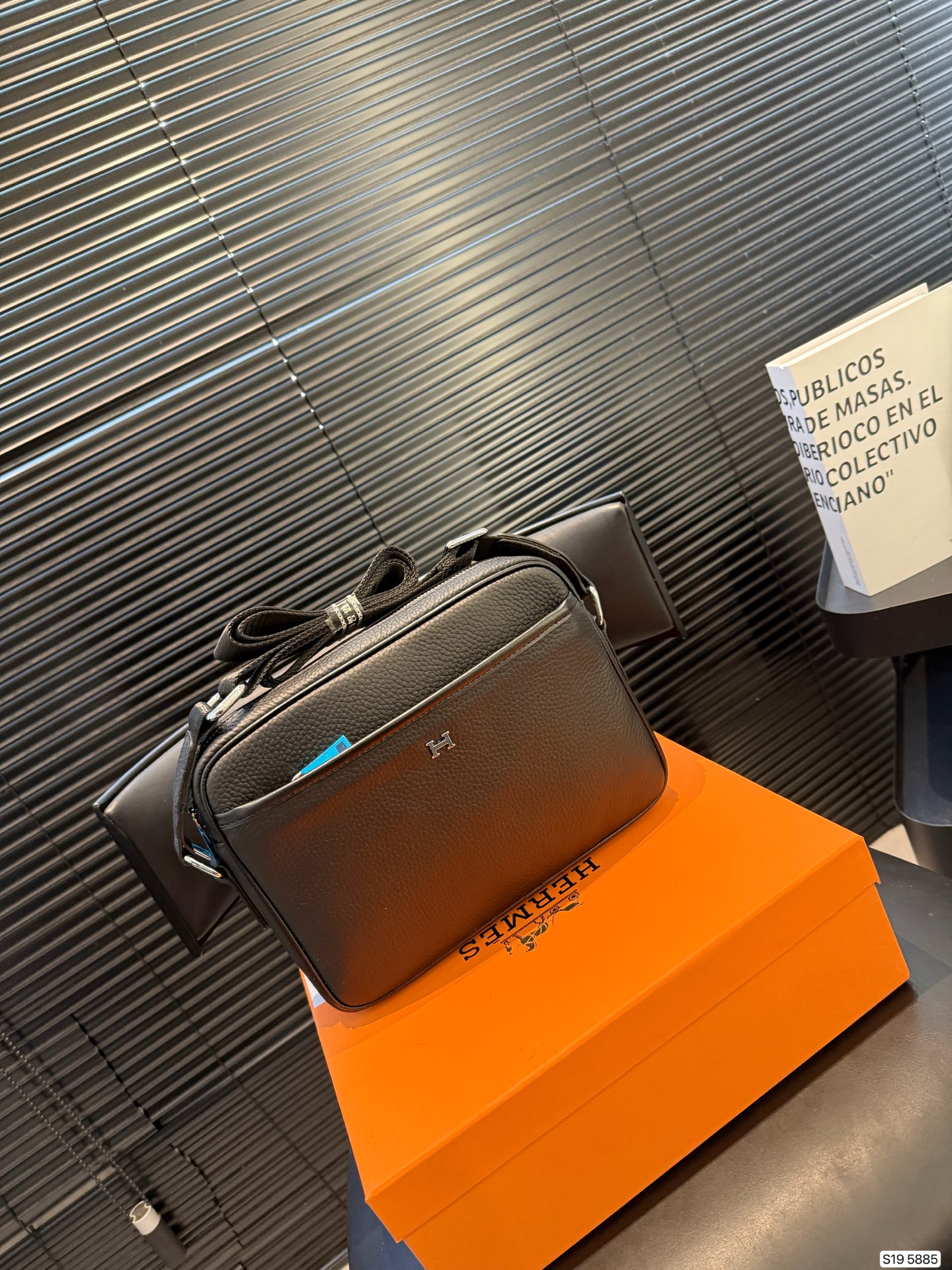 P145 配盒子爱马仕纯皮新款男士相机包，很酷的男包来喽看起来十分时尚且年轻。斜挎也不显大当收纳空间真心不错，拿取东西时十分方便当肩带可以自由调节长度，任何身高都没问题 尺寸25 18货号5885