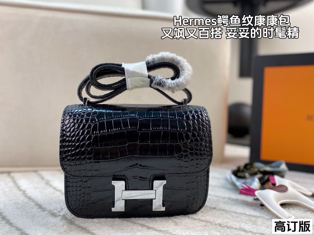 p190 全套包装🎁（高订版） 爱马仕Hermes Constance19黑银亮面鳄鱼纹黑银配色，真的是太经典啦!黑色的沉稳与银色的闪耀完美结合✨这种配色超级百搭 谁能不心动呢！尺寸：19*15(牛皮)
