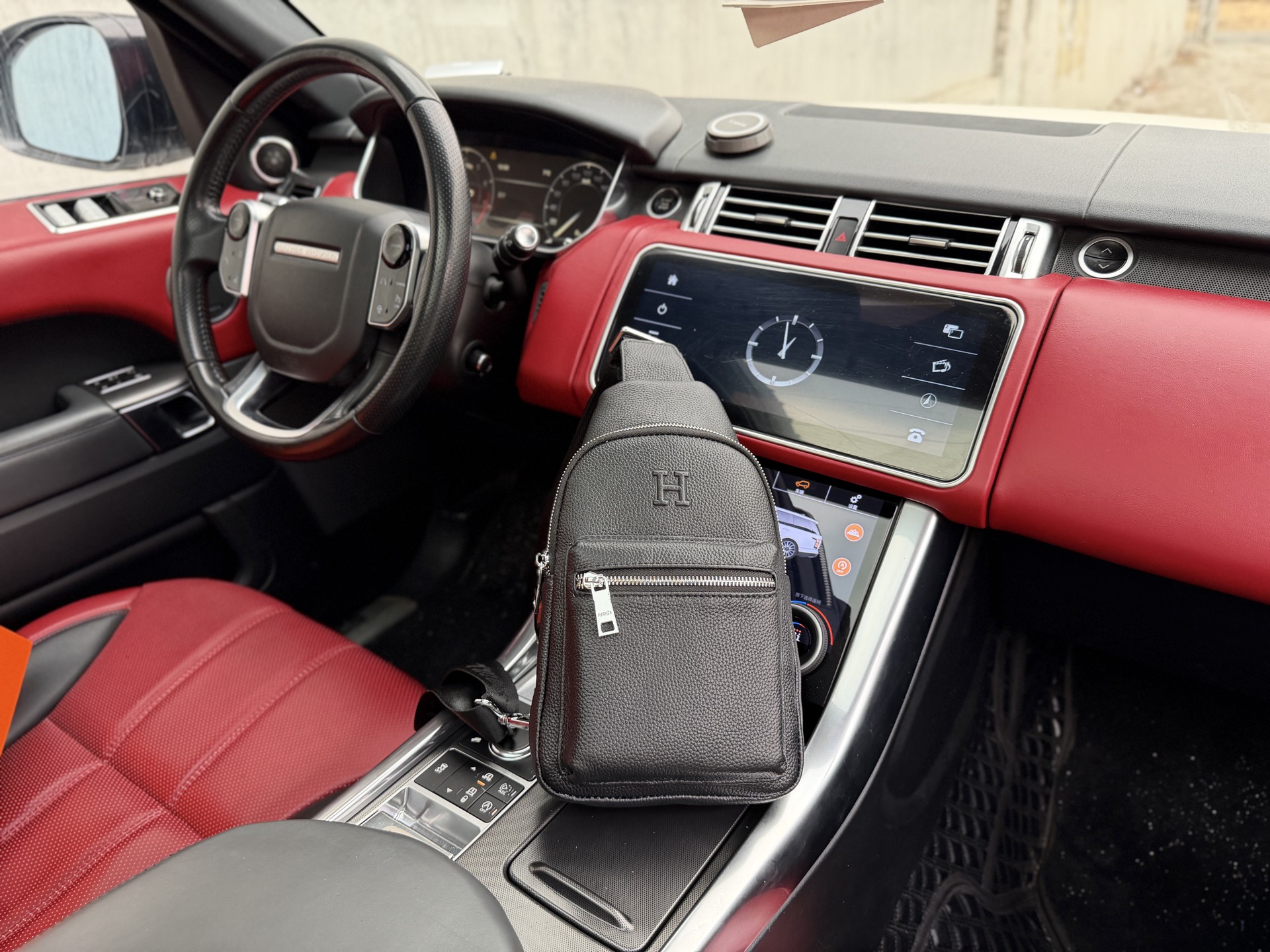 p125 📷高端货‼️ 新款 “ HERMES ”爱马仕胸包💼 爱马仕单肩包斜挎包 印花图案 皮革 单肩胸包斜挎包 男款 黑色 智能肩带设计,适合左肩或右肩背携。改善背携舒适度的造型设计;双拉链开合设计,确保贵重物品安放无虞 高清五金logo标志、专用里内里。顺滑拉链、油边平滑、做工精致每个细节到位!W潮男必备款 规格:18x37x5cm。配折叠礼盒🎁