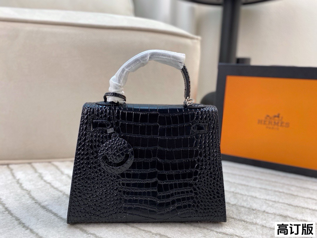 p260/p240/p180 全套包装🎁(高订版) 爱马仕Hermes Kelly 黑银亮面鳄鱼皮 妥妥的御姐范儿 上身真的是又酷又飒 我想没有御姐能拒绝这样一只kelly吧! 尺寸:28*22/25*17/19*13(纯皮)
