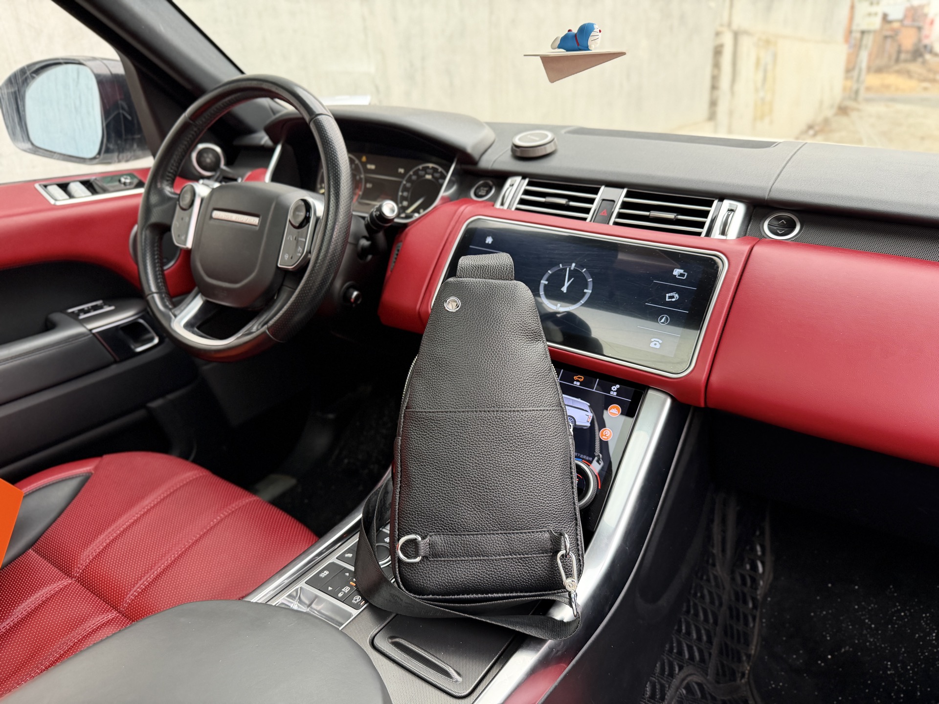 p125 📷高端货‼️ 新款 “ HERMES ”爱马仕胸包💼 爱马仕单肩包斜挎包 印花图案 皮革 单肩胸包斜挎包 男款 黑色 智能肩带设计,适合左肩或右肩背携。改善背携舒适度的造型设计;双拉链开合设计,确保贵重物品安放无虞 高清五金logo标志、专用里内里。顺滑拉链、油边平滑、做工精致每个细节到位!W潮男必备款 规格:18x37x5cm。配折叠礼盒🎁