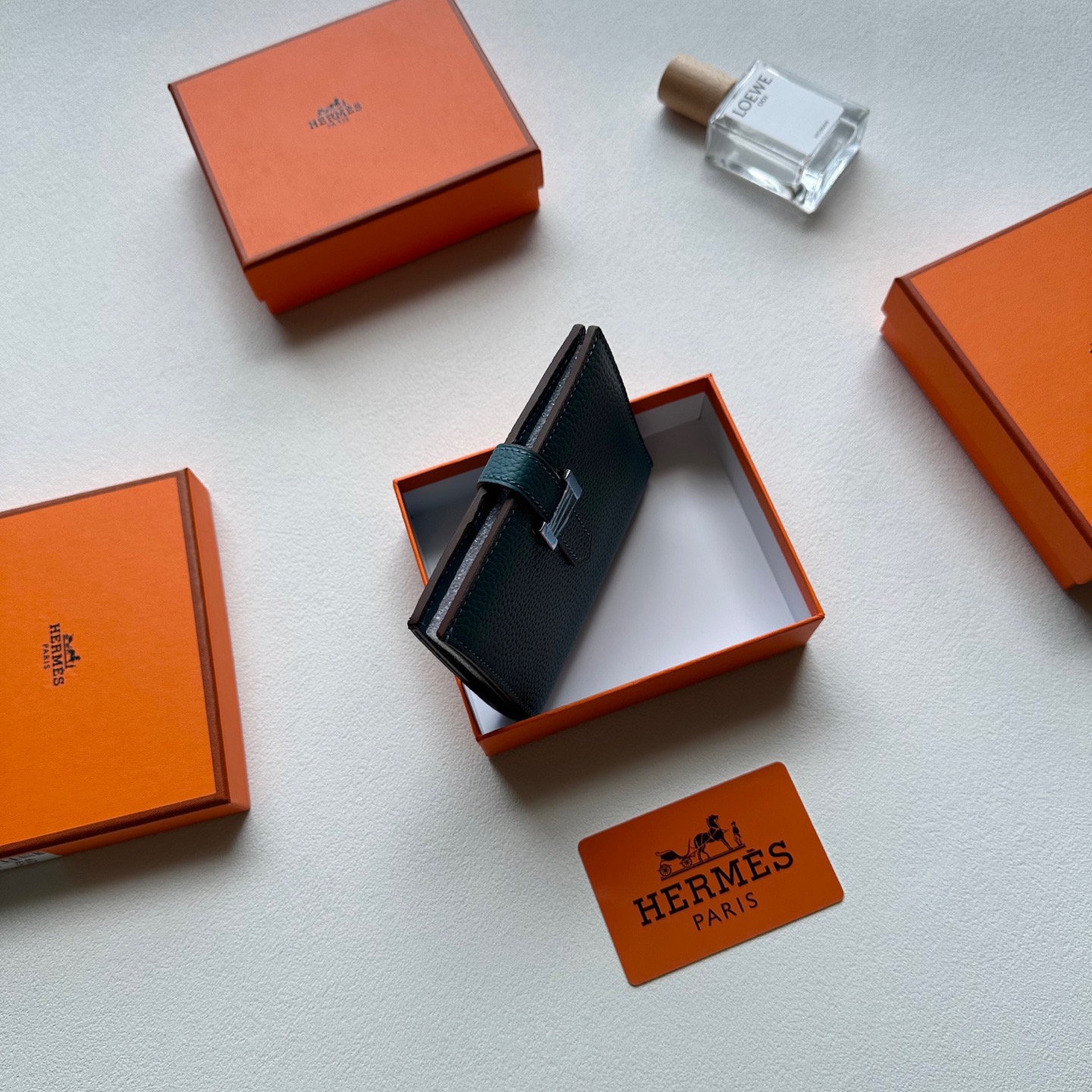 p95🎀🎀颜色 多色可选🎀尺寸 12x9.5🎀高版爱马仕优质进口牛皮🐂 手感一流👏时尚设计💋潮版百搭，配有4个卡槽，4个口袋，拉链零钱包，1个钞票口袋，镀钯锁扣，做工精致完美