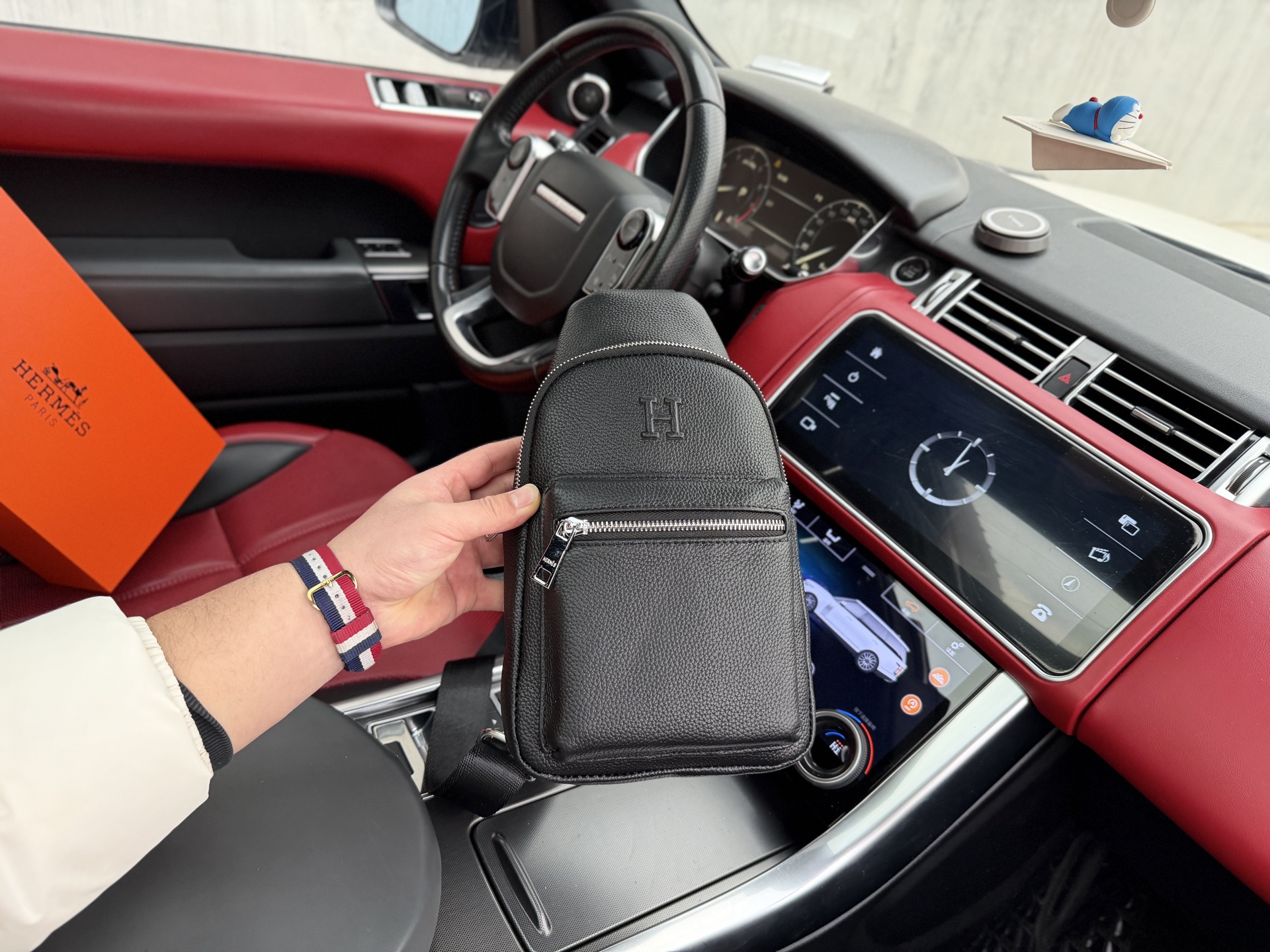 p125 📷高端货‼️ 新款 “ HERMES ”爱马仕胸包💼 爱马仕单肩包斜挎包 印花图案 皮革 单肩胸包斜挎包 男款 黑色 智能肩带设计,适合左肩或右肩背携。改善背携舒适度的造型设计;双拉链开合设计,确保贵重物品安放无虞 高清五金logo标志、专用里内里。顺滑拉链、油边平滑、做工精致每个细节到位!W潮男必备款 规格:18x37x5cm。配折叠礼盒🎁