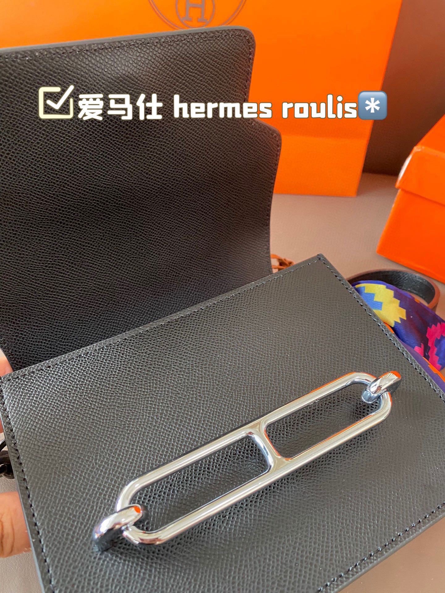 P185 hermes roulis这款包包设计的非常好看，是爱马仕包包里面比较低调的一款，不喜欢大Hlogo的朋友可以考虑入手这款，非常实用，很多明星都特别喜欢。爱马仕（H家）猪鼻子包 Roulis面向广大年轻人，线条简洁明快，极具个性的Logo标志，带点中性风格，适合追求品位生活的白领一族！ 尺寸：18*15