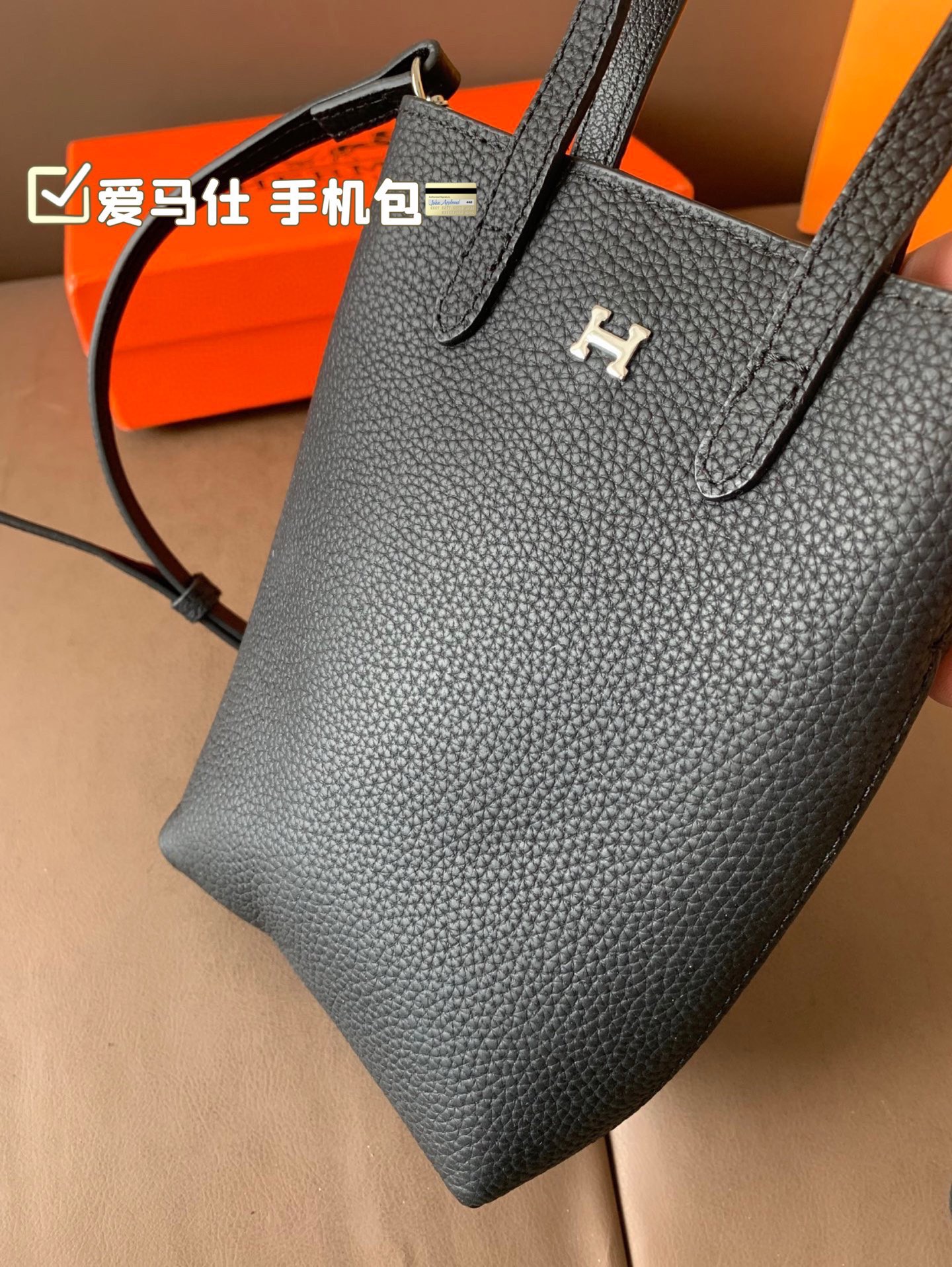 P105（牛皮） 爱马仕 手机包 无论男女都非常好背 大小适中，手机、车钥匙、等等都可以轻松放尺寸11*18 配盒