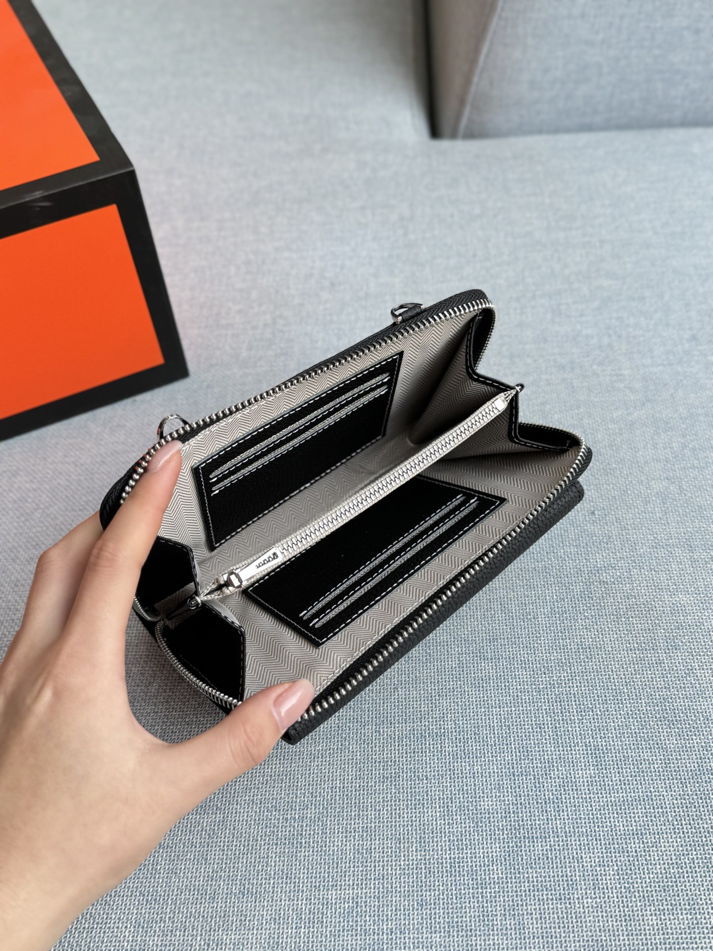 💰135 全套礼盒 size：18&times;11 HERMES爱马仕 小方包 单肩包 黑色牛皮质感超好，日常通勤、约会都合适。 字母元素设计有点小心机，百搭不挑人。 出门随手一拿往身上 一背，优雅感随之即来！