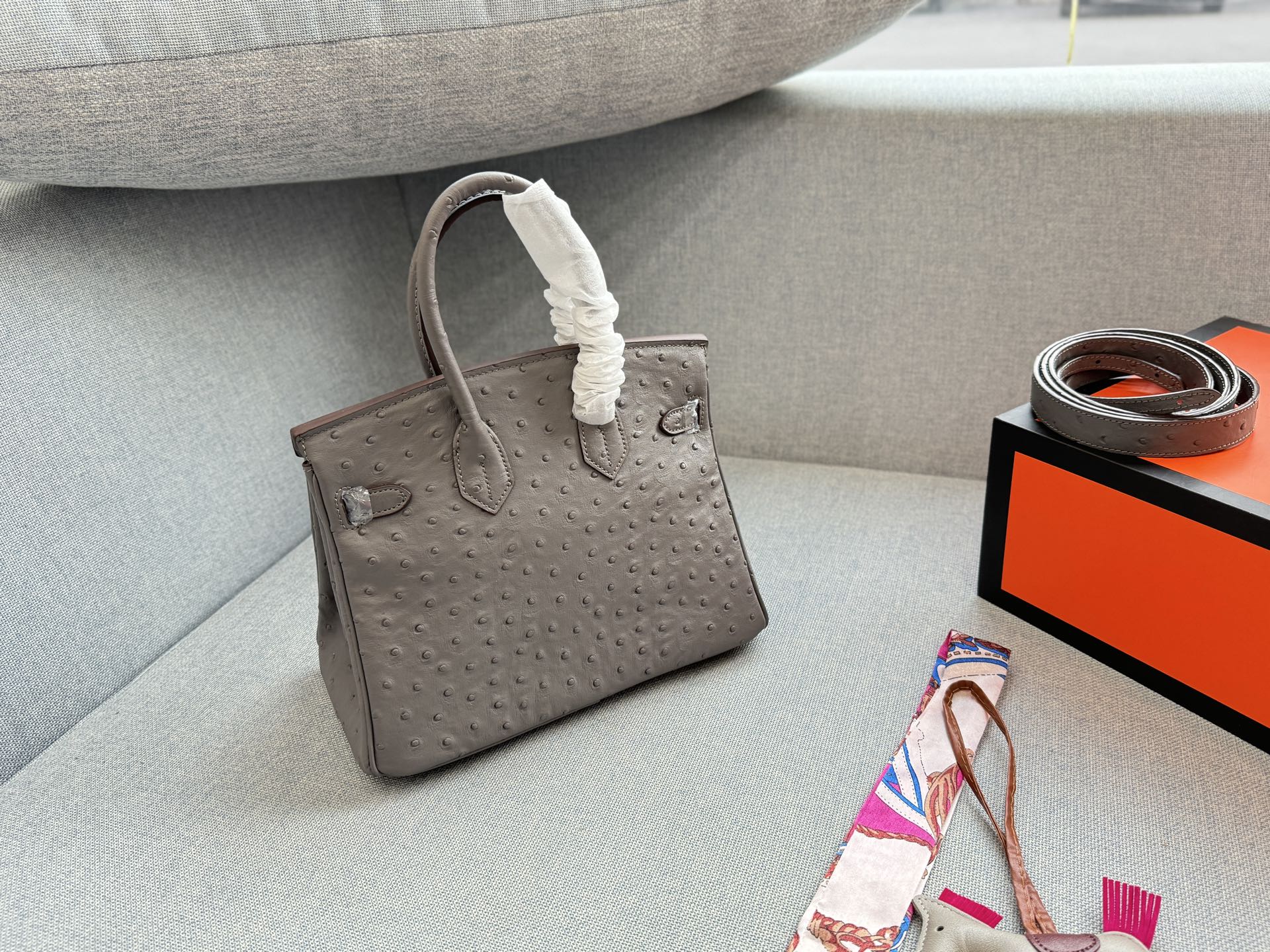 牛皮大号💰275 全套礼盒➕丝巾➕小马 牛皮小号💰265 全套礼盒➕丝巾➕小马 size：30&times;21/25&times;18 HERMES爱马仕 Birkin 鸵鸟纹 铂金包手提包 嘿，又到了把美拉德色系挂在身上的季节了🍂，一个暖色调的金棕是能完美的调和均匀身上色调过硬的感觉，极致的温柔就是这个金棕色最好的诠释了～ 斑鸠灰什么时候都很好看 高级又显贵🤍🩶特殊皮太香了