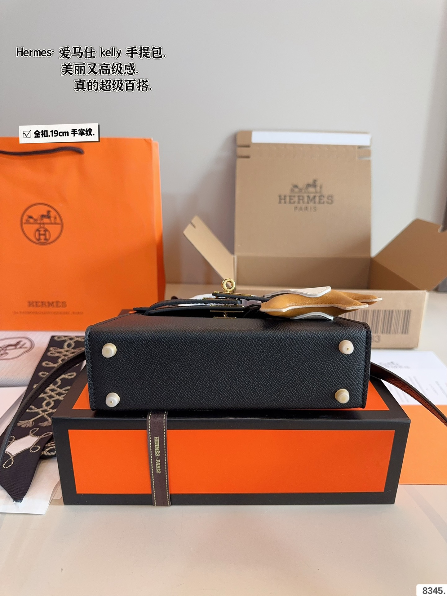 p175配礼盒🎁. 爱马仕 凯莉 kelly 二代 真的太香了 属于日常休闲跟 女人味都可以驾驭的那种 自己搭配了肩带 平时带 娃也可以解放双手 跟朋友下午茶手提更有feel哦 除了随身携带的化妆品 还有再放一个手机尺寸：19*6*12cm