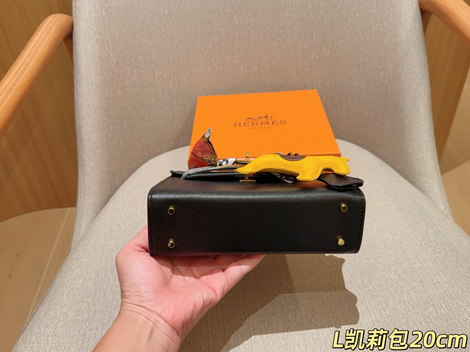 💰125 配送丝巾➕小马挂件 ⚠️配送颜色随机不支持挑选 爱马仕Hermes Kelly凯丽凯莉包 尺寸20cm 礼盒包装🎁