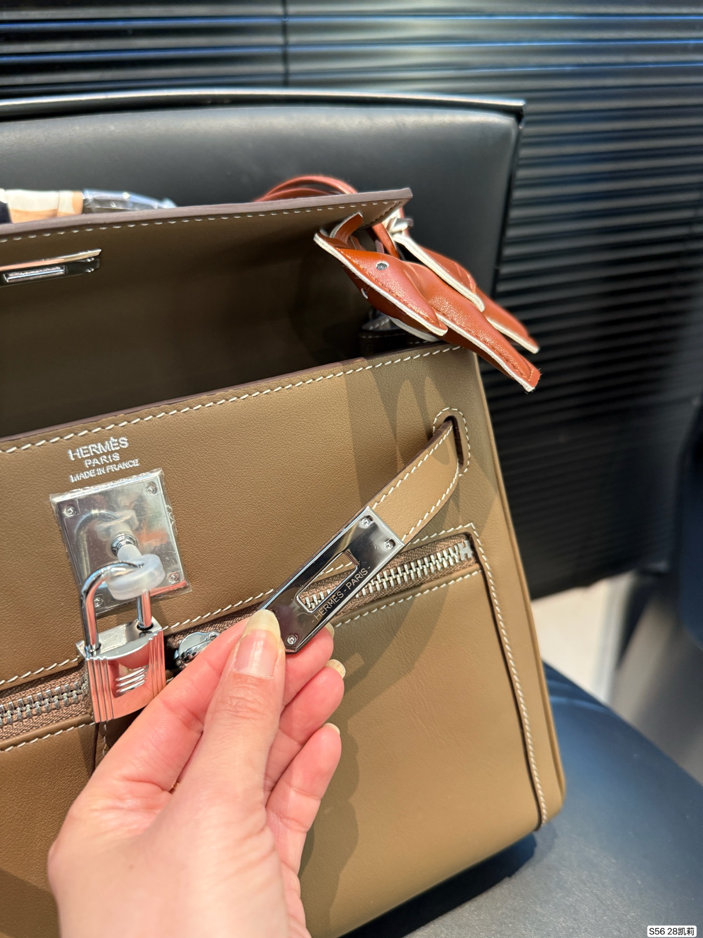 P330 Hermes 纯皮爱马仕 凯莉包～ H家永恒的经典. 凯莉包好随意搭配，不管怎么穿，随便一背都好看 而且一点都不挑人很显气质 ，原版五金Logo，原版定制超有Feel 这款其实很韩风很chic～夏天搭裙子衬衣真的很nice。尺寸28 22货号28凯莉