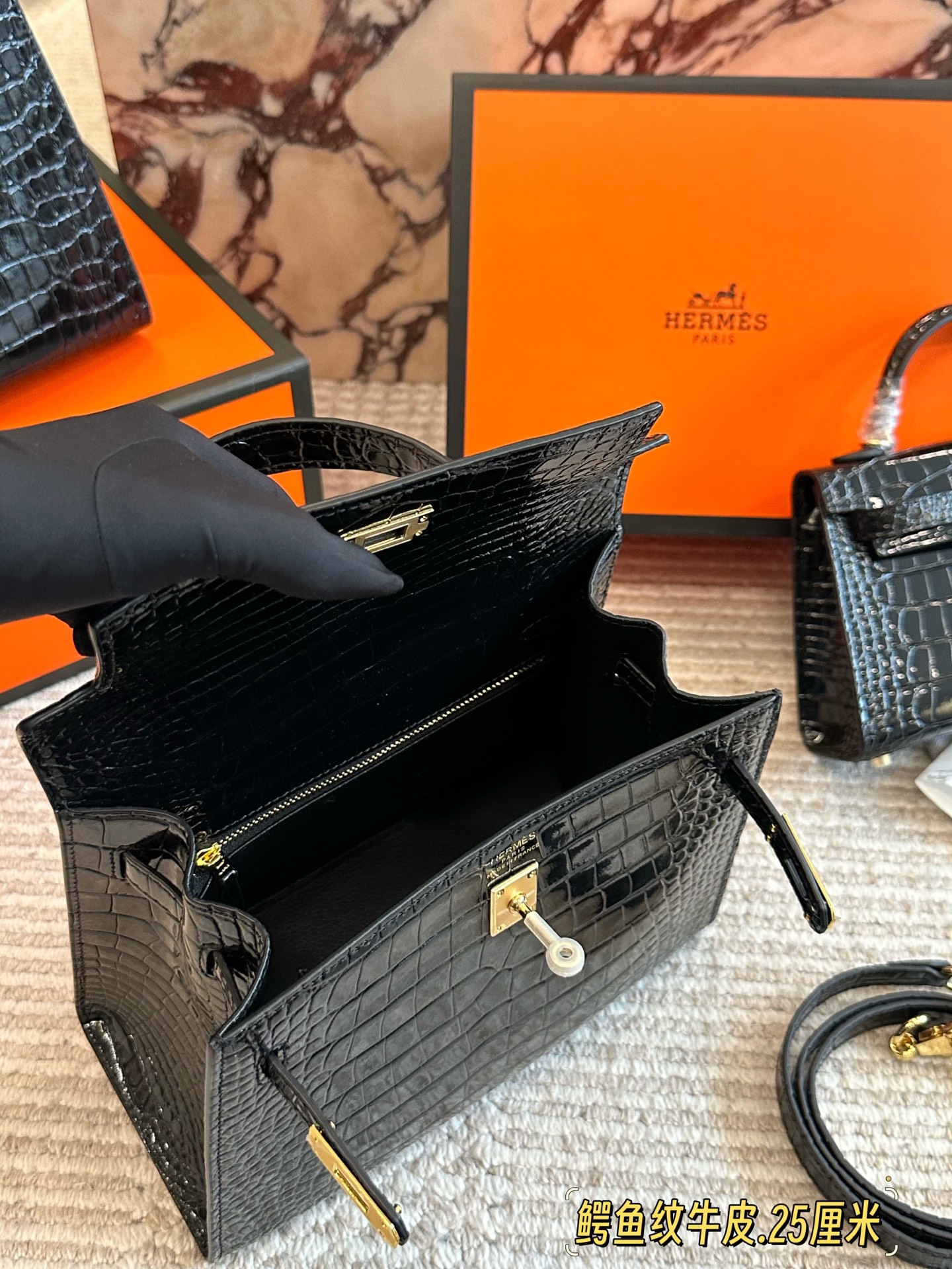 💰280、💰240、💰200 配盒 尺寸：28/25/20cm H家 爱马仕 kelly 真的太太太太好看 ⚠️鳄鱼纹牛皮 经典 必入款！ 包包特别又质感！