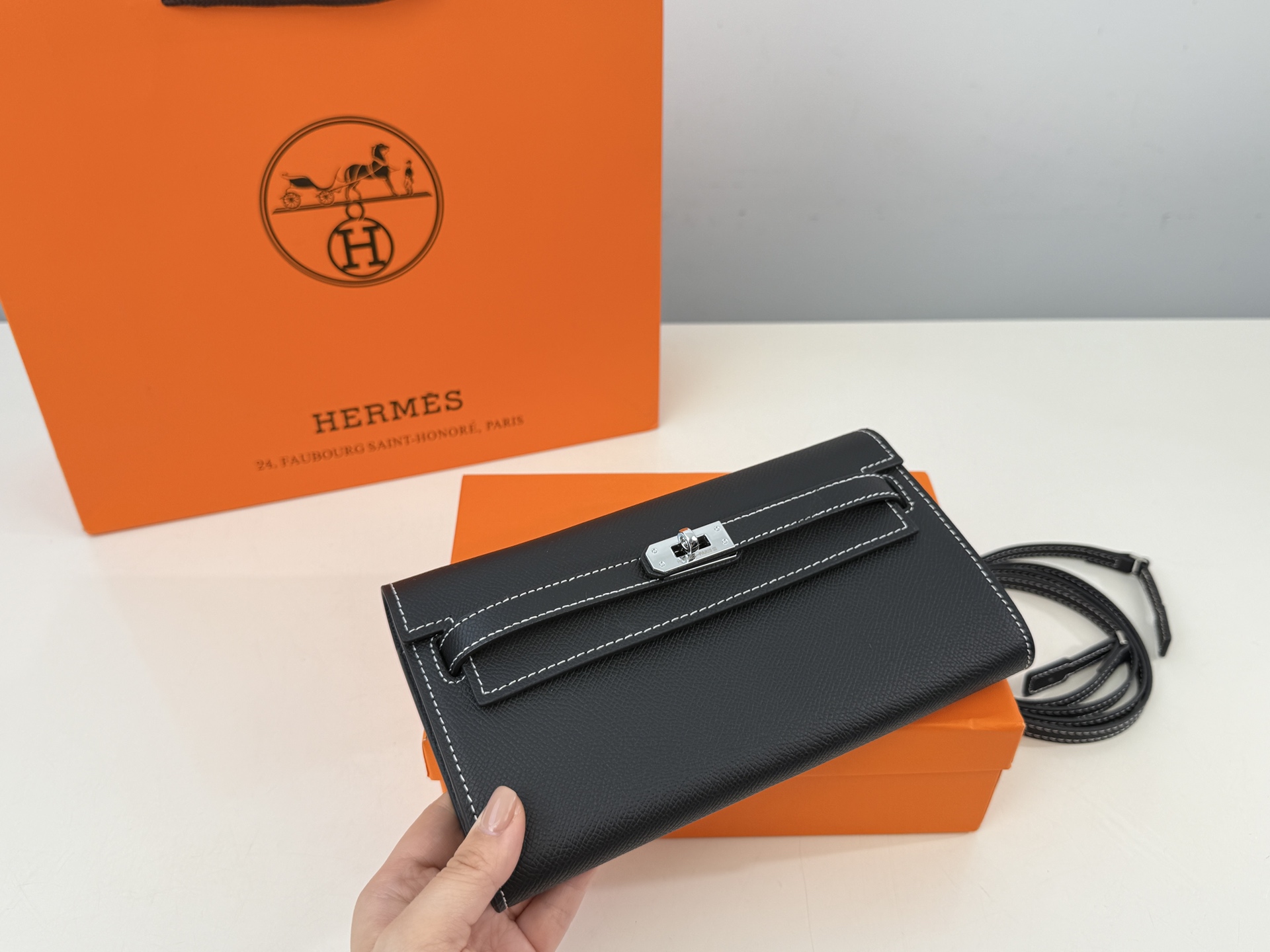 （配礼盒⚠️）p160 爱马仕 woc单肩包.也能这么温油woc Ado woc Ado 在Kelly包的基础上，增加了一条长肩带.Ado其实是复刻96年爱马仕推出的双肩包，整体设计 还是蛮可爱的，温温柔柔的带点学院风，风格比较年 轻。Kylie Jenner的女儿 Stormi就有一只 Ado， 小女生背起来也毫无违和感！超级实用 尺寸：21*3*13cm