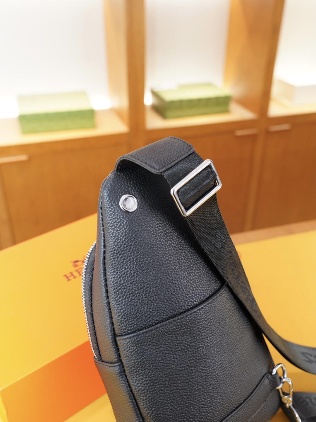 P125 🇫🇷 爱马仕 官网同步 高版本 胸包 永恒不过时的标志性产品 纯原单牛皮 顶级五金制作 非市面普通版本 今年Hermes最爱的款式 全部实拍 实用性非常高 完全不用担心穿搭 配全套包装折叠盒..【规格：18x37x5】