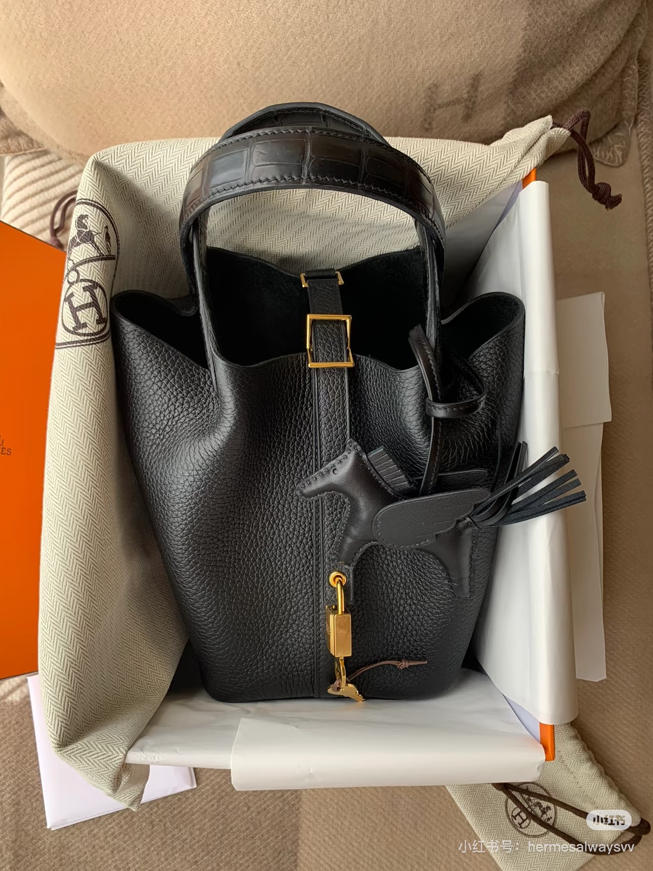 不会塌的菜篮子？爱马仕黑金鳄鱼手柄杀疯了！ 👜菜篮子&rdquo;の 爱马仕 picotin18 菜篮子18 水桶18 黑金 touch 🐊 谁说菜篮子只能买菜？这只#Hermes Picotin18 黑金Touch鳄鱼手柄&mdash;&mdash;A刻+鳄鱼皮手柄，妥妥的&ldquo;人间富贵花&rdquo;标配，拎上它连空气都变贵了！
