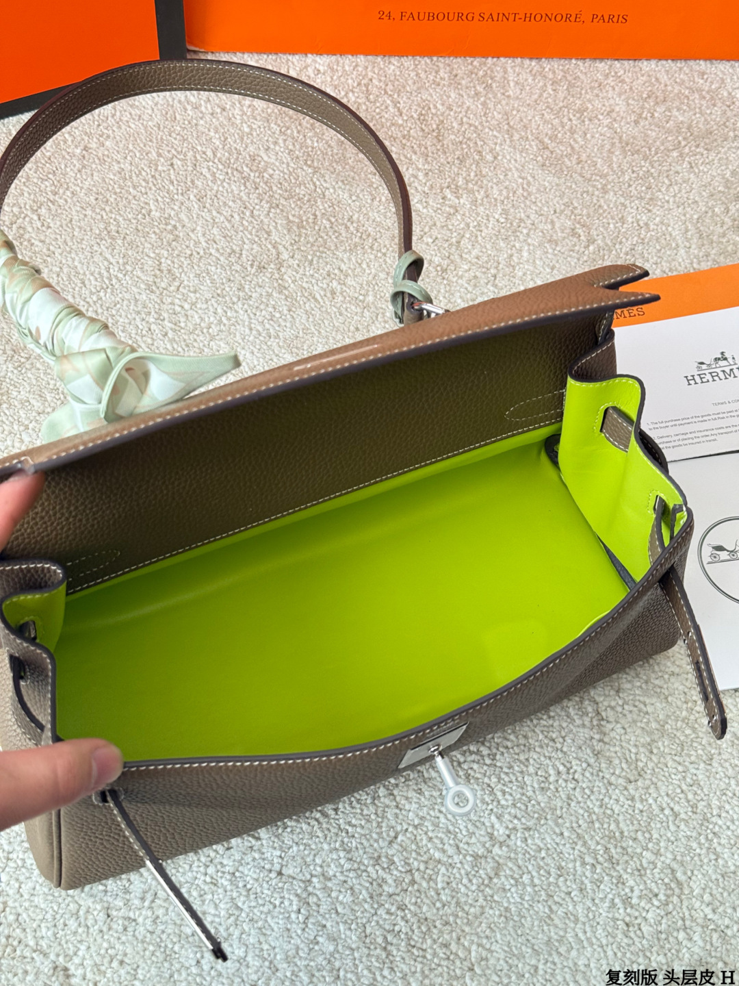 复刻版 头层牛皮 p360 爱马仕 Shoulder Kelly包 出这款爱马仕Shoulder Kelly 手袋，采用柔软Togo荔枝纹牛皮，经典大象灰色，银色金属件超有质感艹。包型是Kelly包的单肩简化版，配有宽肩带，单肩背超方便，解放双手！容量大，线条利落，低调又时髦，通勤日常都很适合～ 尺寸 33 15cm