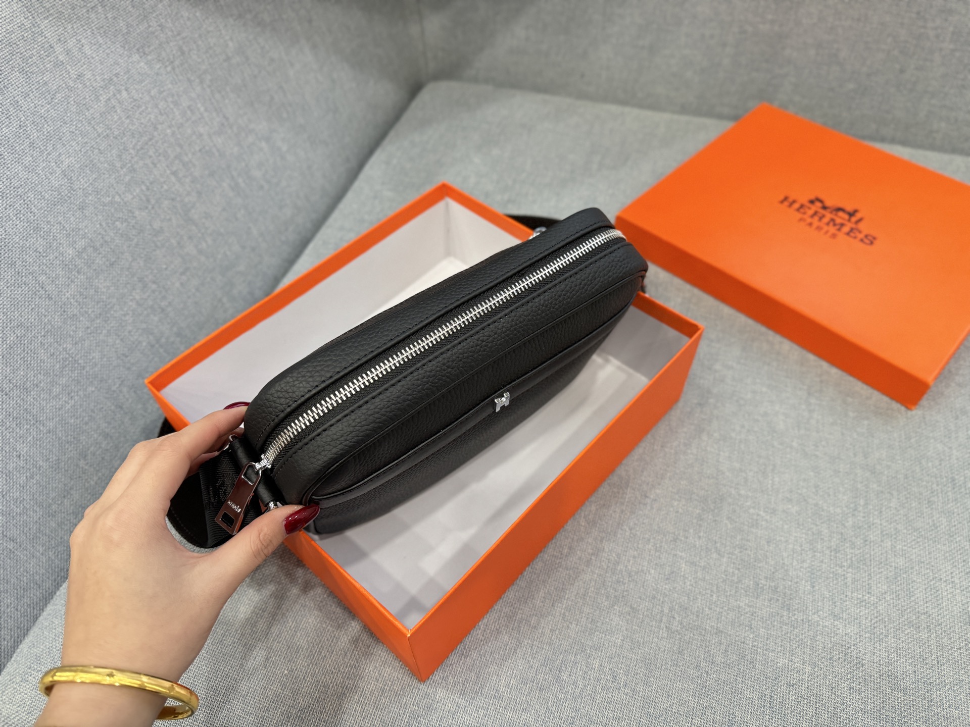 💰145 天地盖 size：24&times;17 HERMES爱马仕 相机包 单肩包 斜挎包 相机包简直是宝藏单品🎁！容量超可，手机、粉饼、钥匙啥的轻松装下，实用性💯。背法还超多，单肩、斜挎、手提随意切换。特别是斜挎，时髦又利落，配牛仔裤 T 恤休闲，搭连衣裙优雅，怎么搭都好看，出街回头率爆表👀