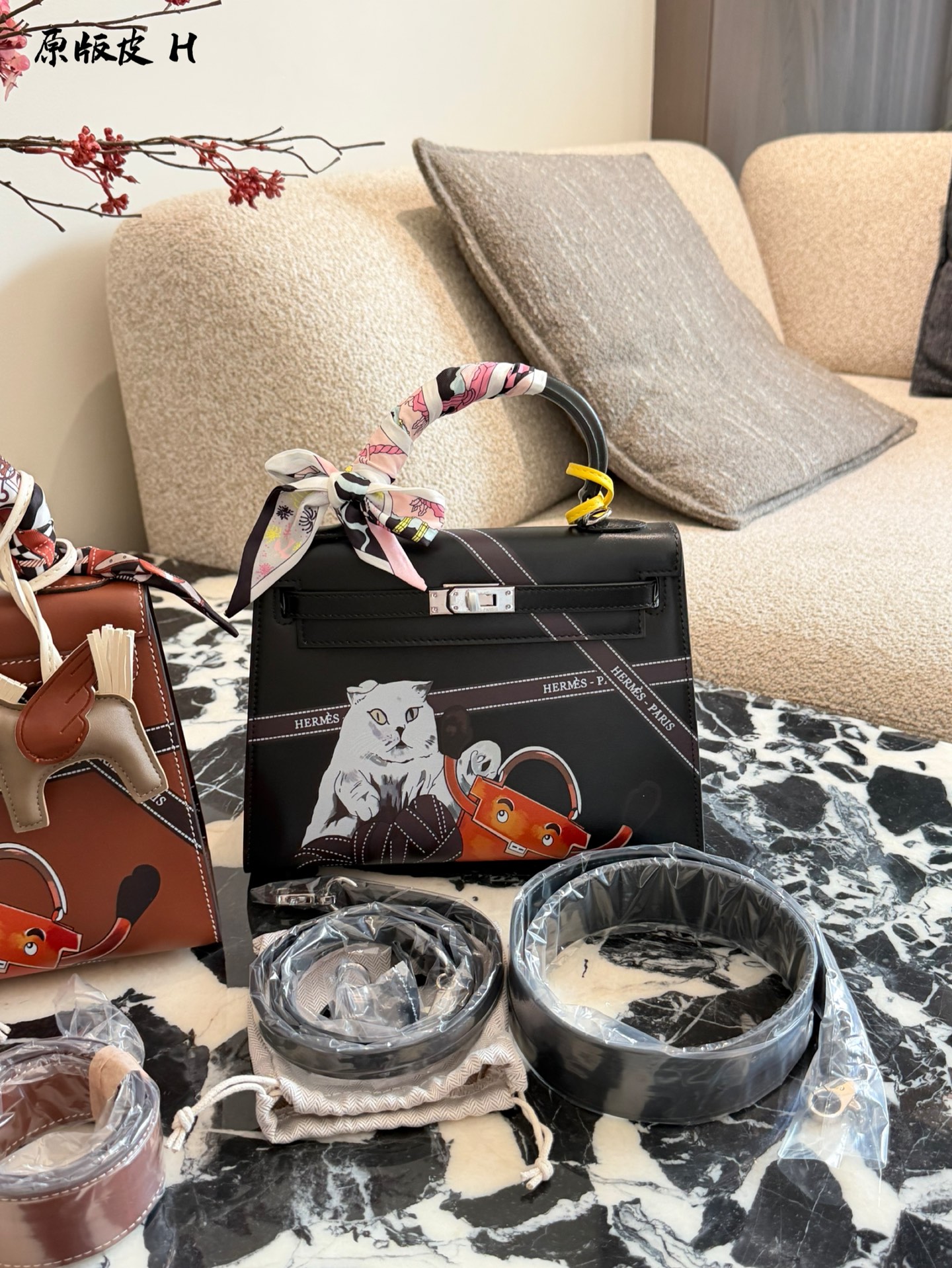 p330 爱马仕彩绘凯莉包 国这款爱马仕Kelly 25彩绘包,采用Epsom牛皮, 耐磨又有型,金扣超精致十。包身猫咪和茶壶图案超有趣,个性满分!25x18x8cm25x18x8cm,通勤出行都很适合。丝巾点缀,优雅又俏皮,搭配小飞马挂件更显趣味,是时尚与艺术的完美结合图。