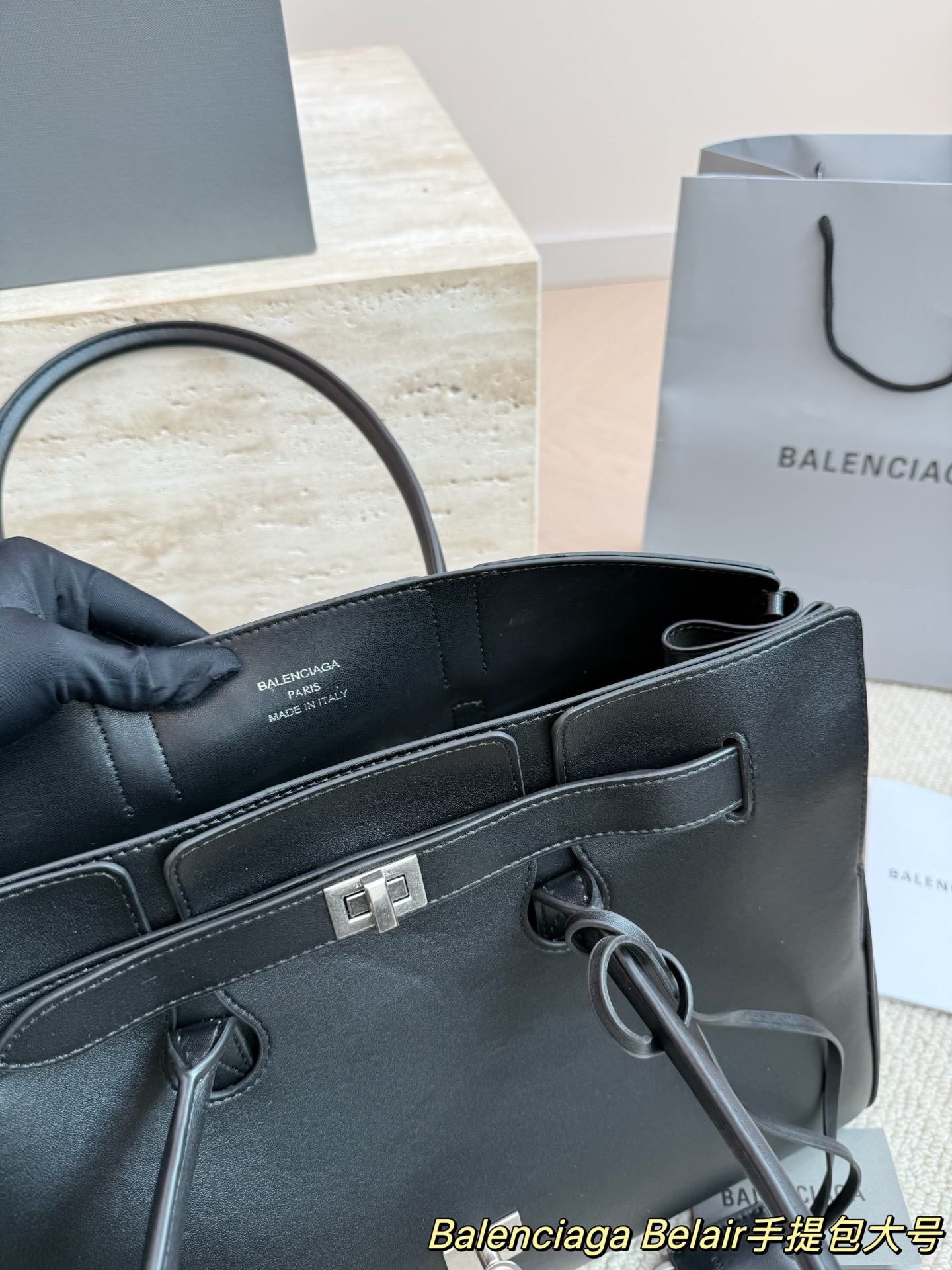 P300大号 卡戴珊look|巴黎世家 甲甲卡戴珊(Kim Kardashian)套装巴黎世家家的 (铂金包Balenciaga belair)黑色机车过膝靴穿出了卡戴珊的霸气. 。。今年巴黎世家的包把爱马仕玩的淋漓尽先是kelly redeo，又是birkin的belair。光价格没比爱 马仕便宜哦，真是又爱又恨的。尺寸 36.28