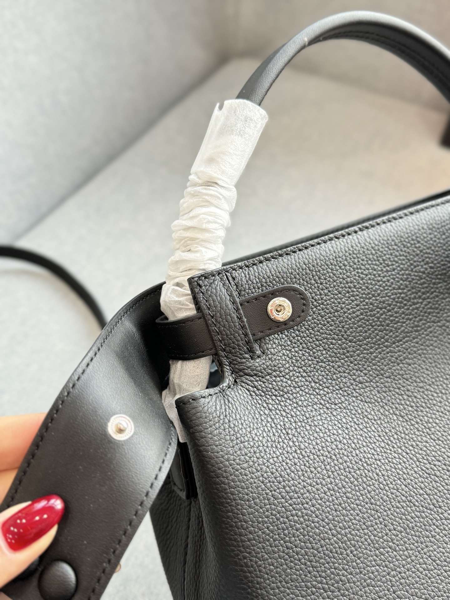 头层牛皮💰285 全套礼盒➕丝巾➕小马 size：27&times;16 HERMES爱马仕 Medor Bag 哑光金属 单肩斜挎包 手提包 像一件艺术品~ 被它的美貌打动 &ldquo;低调的时髦&rdquo;和&ldquo;不费力的型格&rdquo;。不追求繁复的装饰和鲜艳的色彩，通过版型、材质和色彩的统一感来营造高级感与酷帅气质。