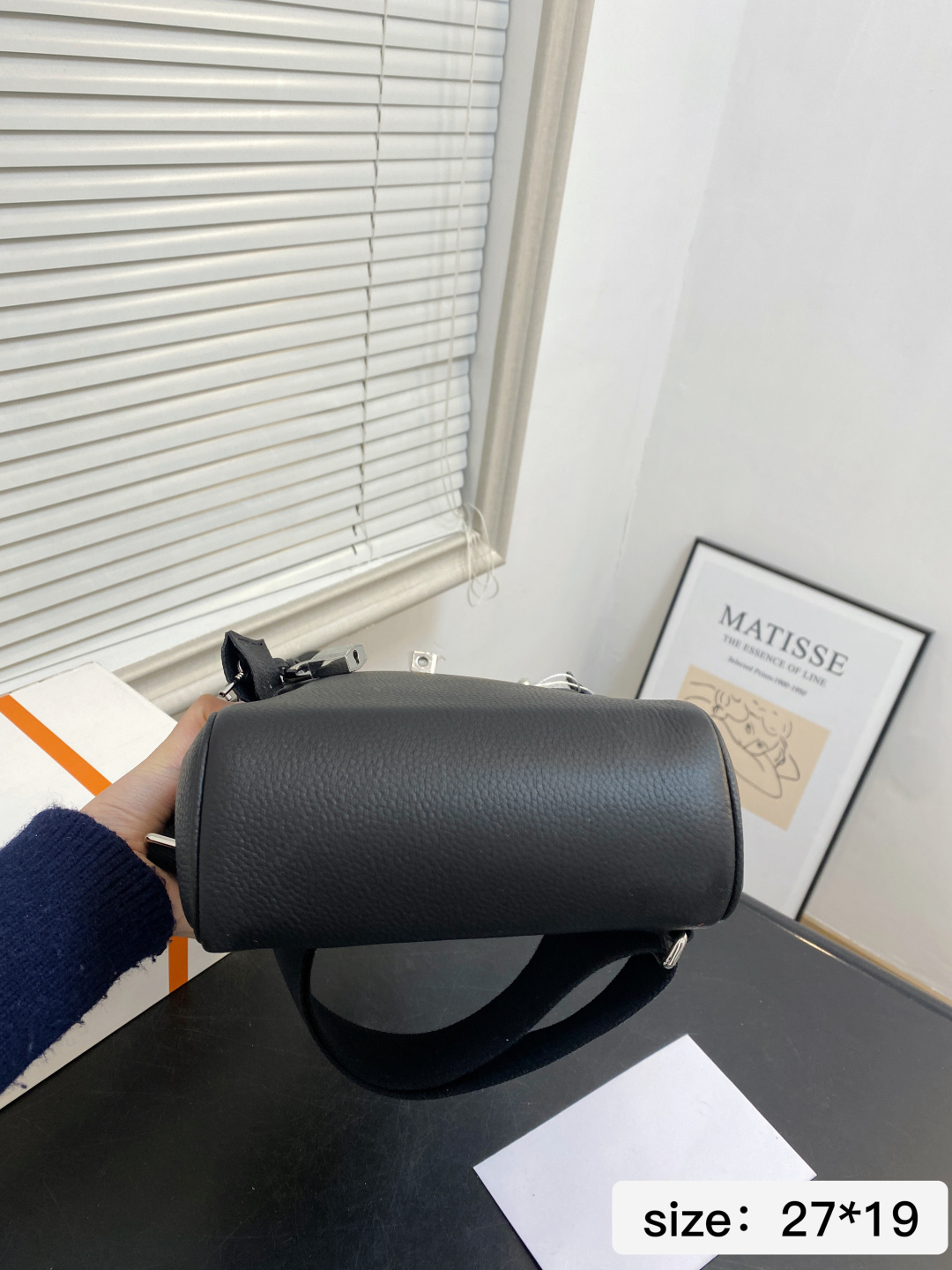 🅿️💰265 无盒 尺寸27*19 爱马仕单肩包很酷的男包来喽看起来十分时尚且年轻 斜挎也不显大当收纳空间真心不错，拿取东西时十分方便当肩带可以自由调节长度，任何身高都没问题 6779