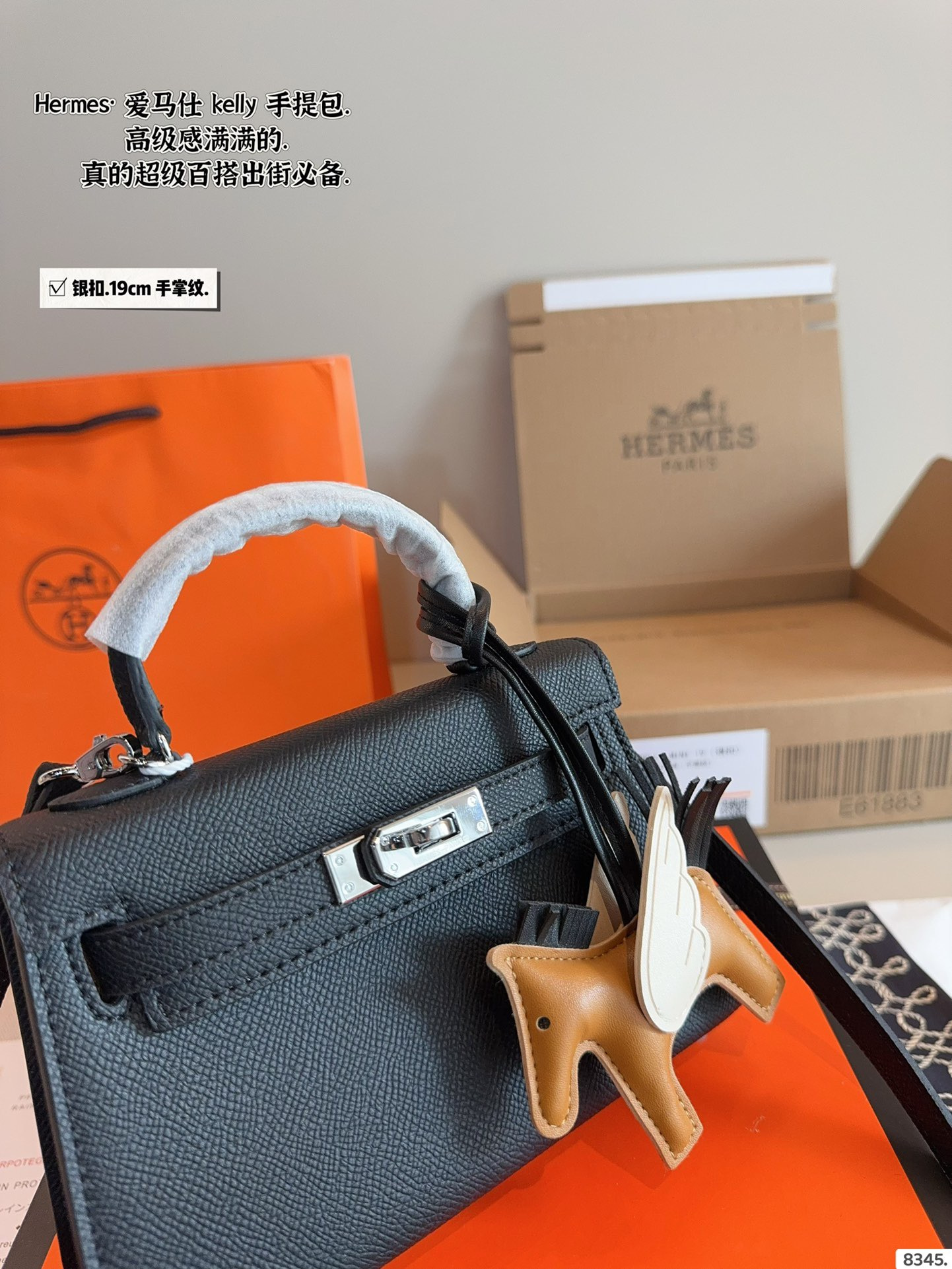 p175配礼盒🎁. 爱马仕 凯莉 kelly 二代 真的太香了 属于日常休闲跟 女人味都可以驾驭的那种 自己搭配了肩带 平时带 娃也可以解放双手 跟朋友下午茶手提更有feel哦 除了随身携带的化妆品 还有再放一个手机尺寸：19*6*12cm