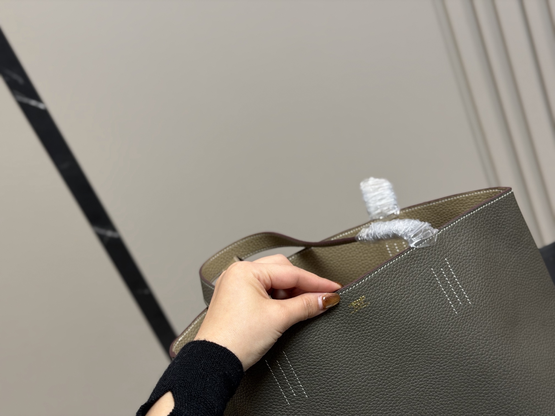 &yen;380 爱马仕新款双面购物袋 推给爱马仕女孩 收下这枚种草吧 可以放的下IPAD平板的托特包 H en Biais 尺寸: 35*32cm双面购物袋