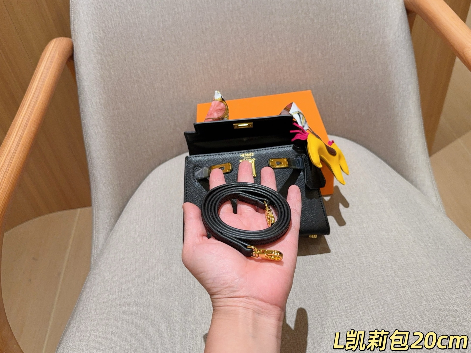 💰125 配送丝巾➕小马挂件 ⚠️配送颜色随机不支持挑选 爱马仕Hermes Kelly凯丽凯莉包 尺寸20cm 礼盒包装🎁