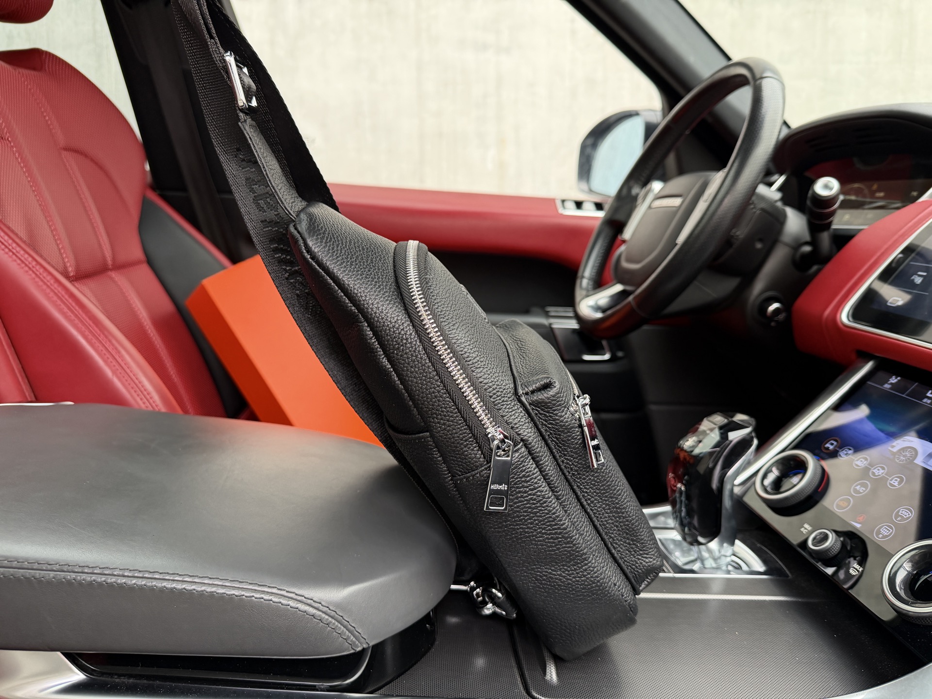 p125 📷高端货‼️ 新款 “ HERMES ”爱马仕胸包💼 爱马仕单肩包斜挎包 印花图案 皮革 单肩胸包斜挎包 男款 黑色 智能肩带设计,适合左肩或右肩背携。改善背携舒适度的造型设计;双拉链开合设计,确保贵重物品安放无虞 高清五金logo标志、专用里内里。顺滑拉链、油边平滑、做工精致每个细节到位!W潮男必备款 规格:18x37x5cm。配折叠礼盒🎁