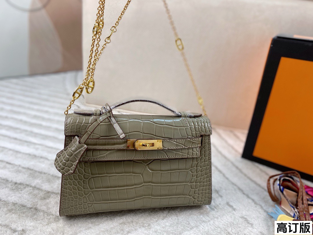 p200 全套包装🎁（高订版） Hermes爱马仕一代石头纹mini kelly 扑面而来的贵气 富家千金即视感 亮面的光泽感真的非常吸睛啊，搭配金扣显的更富贵了 气场全开!尺寸：21*14(配小马 丝巾)