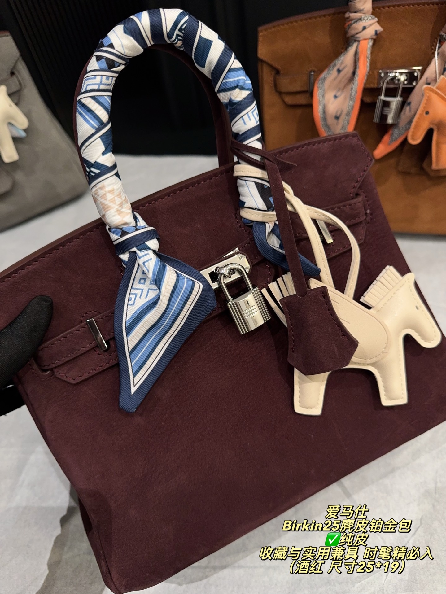 ✅纯皮P335配盒⚠️尺寸25*19 爱马仕 Birkin25麂皮铂金包 触感柔软细腻，秋冬季节超适合！银色金属扣件＋小飞马挂件，精致又有辨识度。25cm尺寸，日常通勤、出行都能轻松装下随身物品。麂皮材质轻盈，搭配丝巾更显高级感，是爱马仕经典系列，收藏与实用兼具，时髦精必入！
