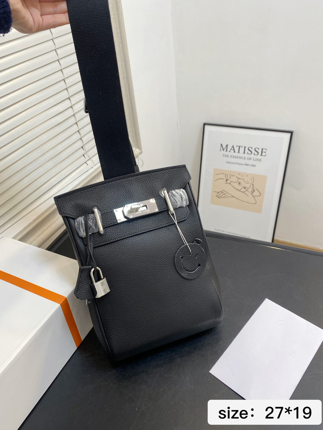 🅿️💰265 无盒 尺寸27*19 爱马仕单肩包很酷的男包来喽看起来十分时尚且年轻 斜挎也不显大当收纳空间真心不错，拿取东西时十分方便当肩带可以自由调节长度，任何身高都没问题 6779