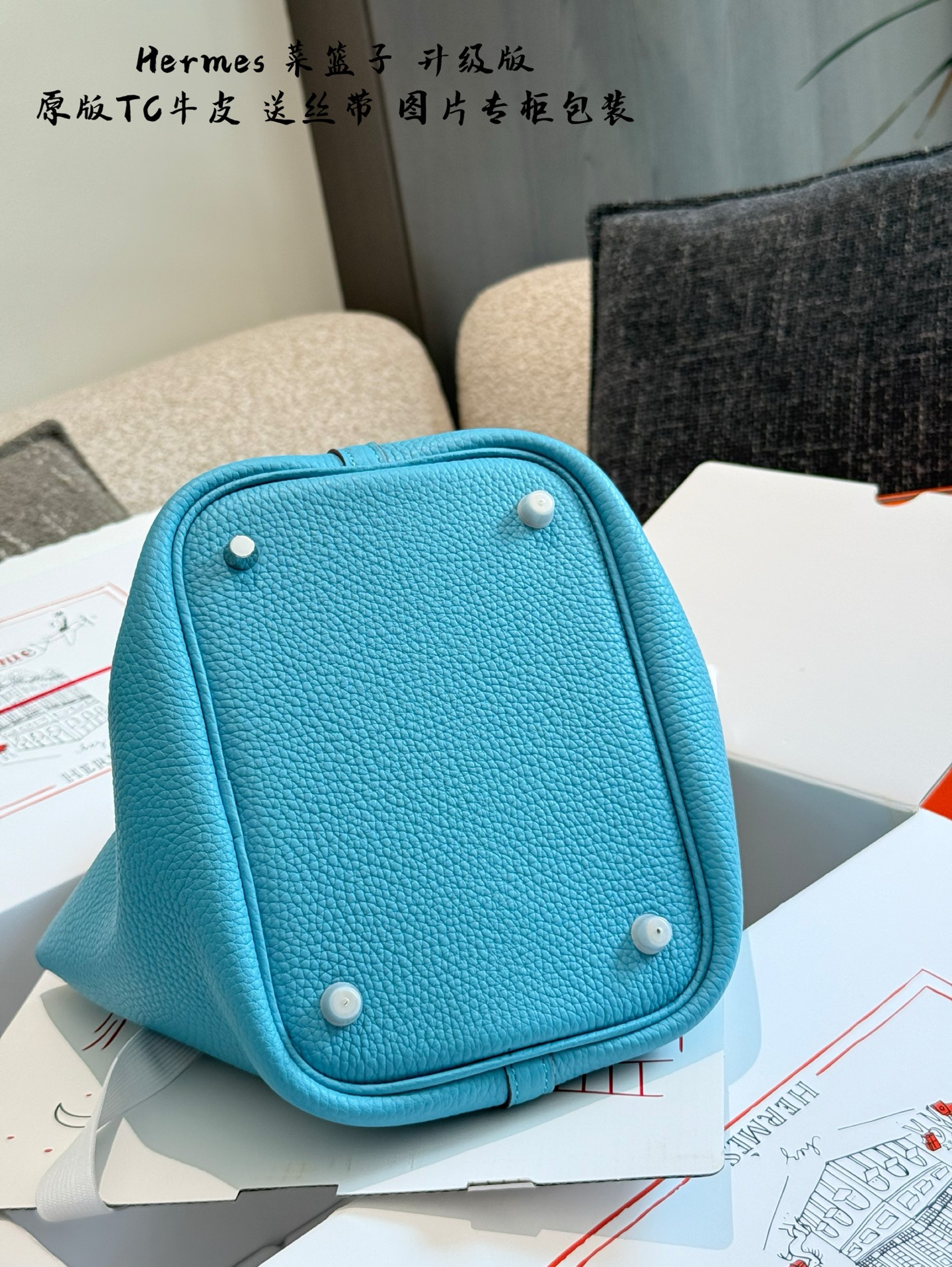 p250顶级原单TC皮 升级版 爱马仕菜篮子常用的尺寸是18, 全新的出售价格在2-3万，妥妥的入手不亏 全套包装 边油涂层 很薄，有明显的颗粒感 锁头 logo刻字字体放大看有方正感，字体边角打磨清晰干净，底槽呈磨砂状 锁芯与 锁孔的边缘吻合，间距均匀适中 18cm 图片全套包装