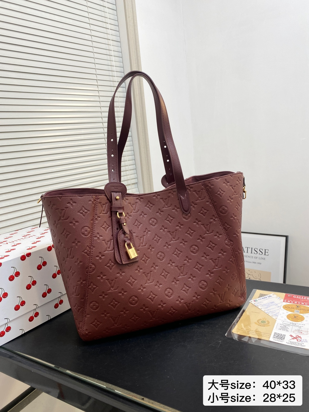 🅿️大号💰215小号💰210 配折叠盒 尺寸40*33/28*25 LV 酒红系列ALL IN ONE 品牌徽标压印 这款包包的造型很优雅，线条流畅， 搭配金色锁头装饰，细节处尽显奢华质感 2200