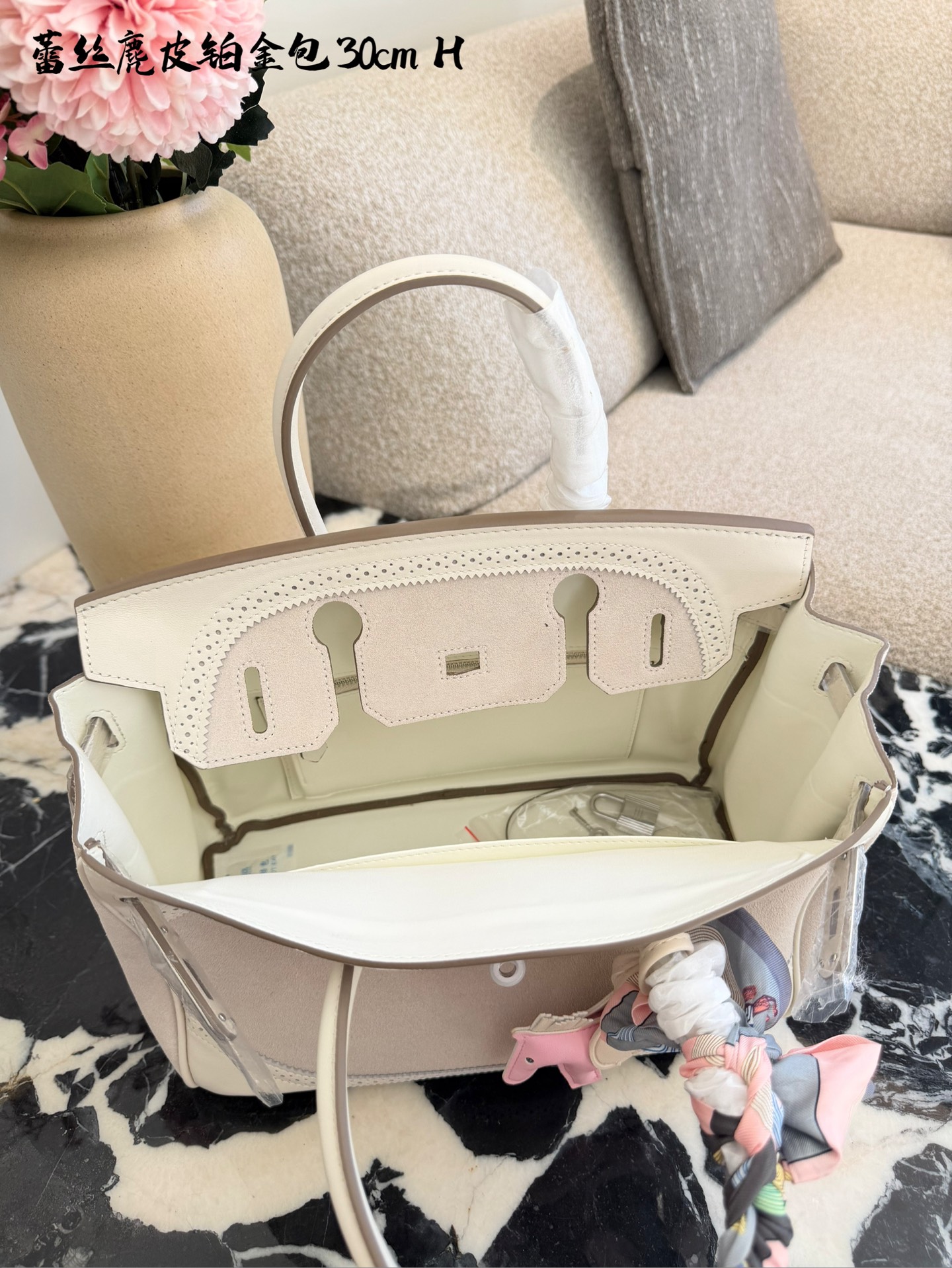 p340 Birkin30珍珠白铂金包|优雅故事的梦幻逸品 🌙 前任主人的故事 前任主人是资深爱马仕藏家,当初为了重要场合定制这只 Birkin 30,珍珠灰配白银 Swift 皮,蕾丝边装饰更添柔美。后来因个人风格转向极简,虽万分不舍,仍希望它能继续陪伴懂它的人,让这份优雅延续。 💎 设计与品质解析 ✨设计故事:Birkin 系列本就是爱马仕经典传奇,这只珍珠灰配色温柔高级,蕾丝边装饰打破常规,将法式浪漫与铂金包的大气融合,背出街就是 “行走的高奢名片”。 ✨材质与成色:采用细腻柔软的 Swift 皮,触感如丝绸般顺滑;珍珠灰配色高级不挑人,白银金属扣精致闪耀。成色近乎闲置未使用,五金无氧化,皮质无磨损,宛如全新。 ✨尺寸与实用度:30*15*21.5cm 黄金尺寸,日常通勤能装下平板、钱包、化妆品;出席晚宴、商务场合,随手拎起即刻提升气场。