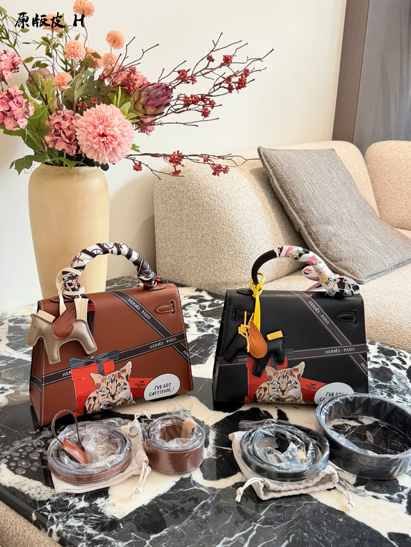 p330 爱马仕彩绘凯莉包 国这款爱马仕Kelly 25彩绘包,采用Epsom牛皮, 耐磨又有型,金扣超精致十。包身猫咪和茶壶图案超有趣,个性满分!25x18x8cm25x18x8cm,通勤出行都很适合。丝巾点缀,优雅又俏皮,搭配小飞马挂件更显趣味,是时尚与艺术的完美结合图。