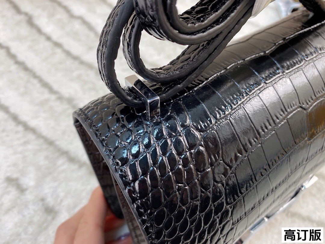 p190 全套包装🎁（高订版） 爱马仕Hermes Constance19黑银亮面鳄鱼纹黑银配色，真的是太经典啦!黑色的沉稳与银色的闪耀完美结合✨这种配色超级百搭 谁能不心动呢！尺寸：19*15(牛皮)
