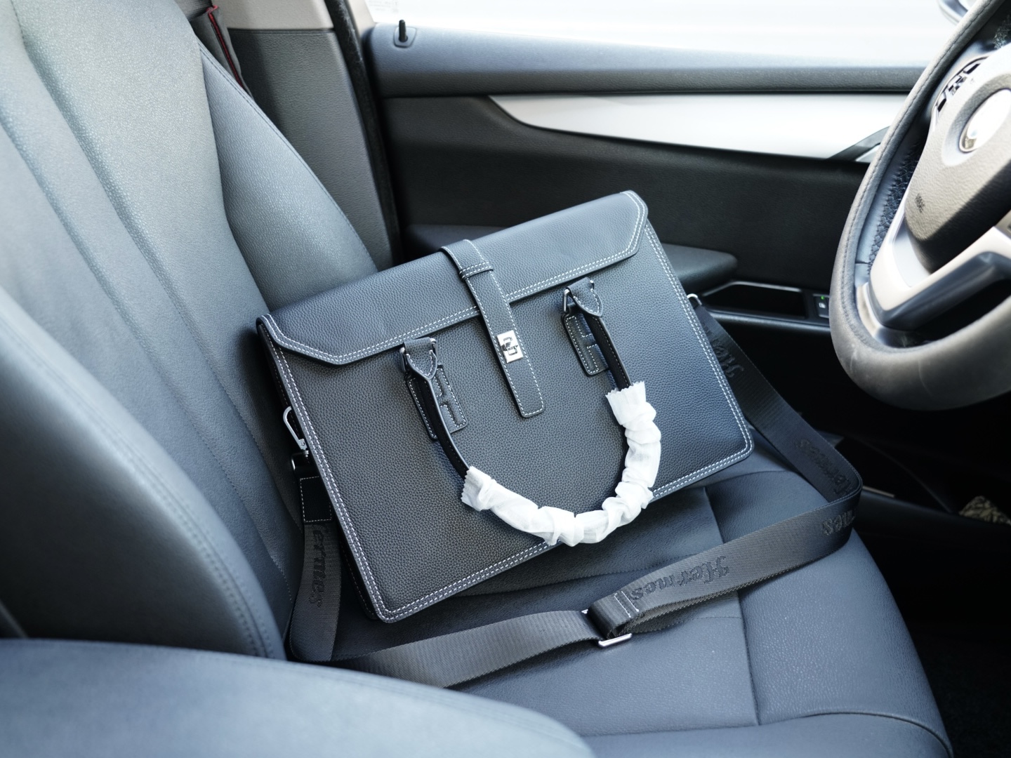 P315 🇫🇷 Hermes 爱马仕 官网同步 高版本 公文斜挎手提背包 独家首发 原单小牛皮材质 顶级五金配件 非市面普通货 低调奢华 完全不浮夸的款 日常又时髦 斜挎还是手提都可以 【规格：40x30x9】