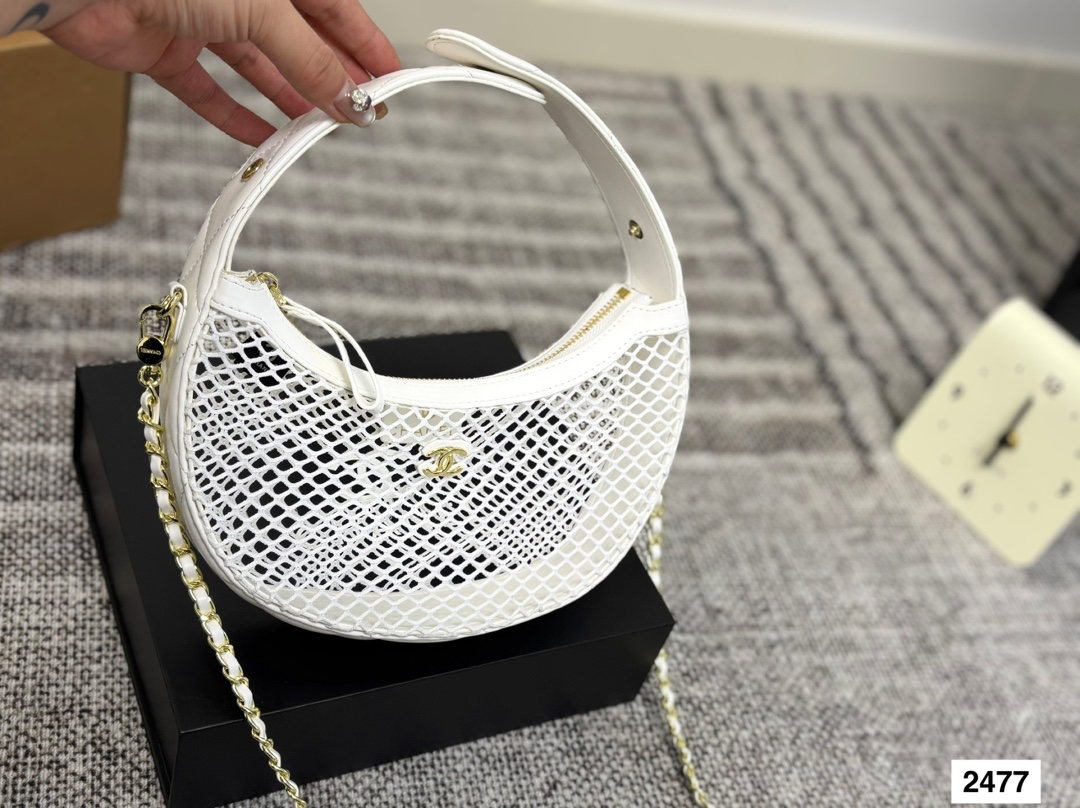 P125 配折叠盒子 CHANEL25s 香奈儿镂空网纱月亮包火爆全场的一款夏季新款 之前看秀就觉得很可爱的网兜包果然没有翻车 超级可爱 尺寸：24 13